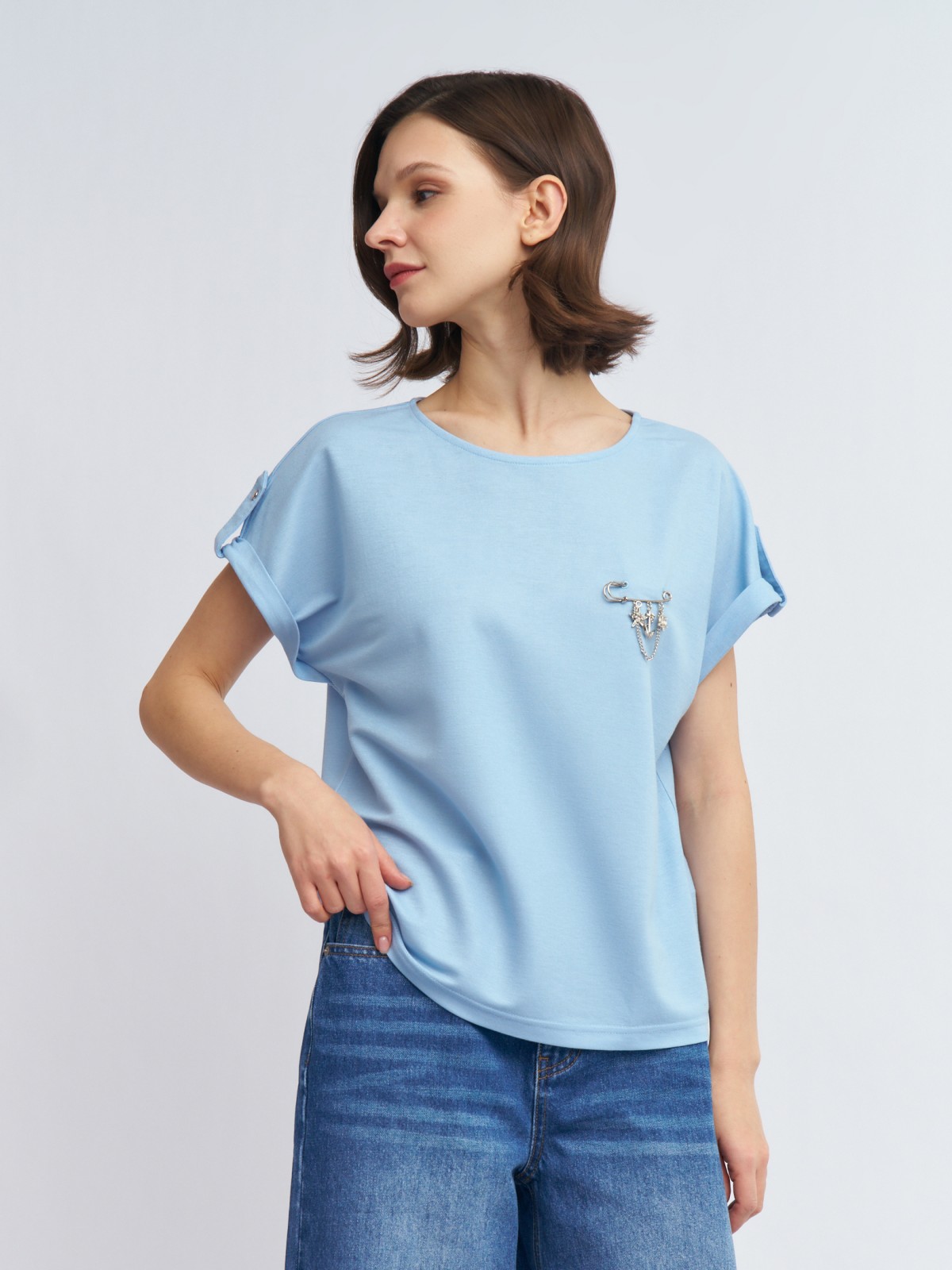 Блузка-футболка с коротким рукавом и брошью