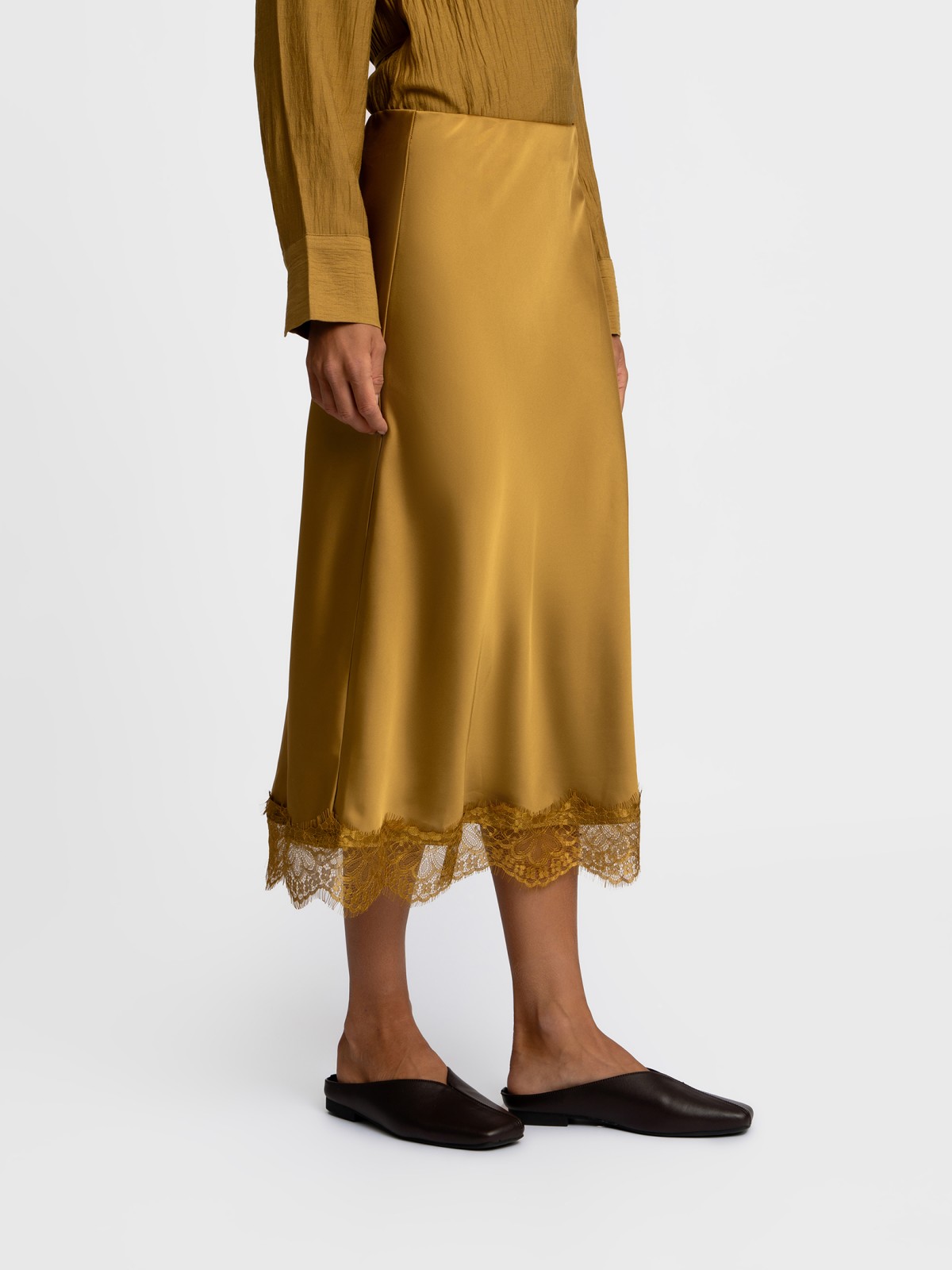 Атласная юбка миди с кружевом