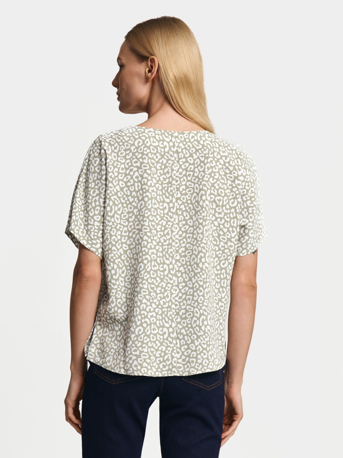 Блузка с вырезом и коротким рукавом