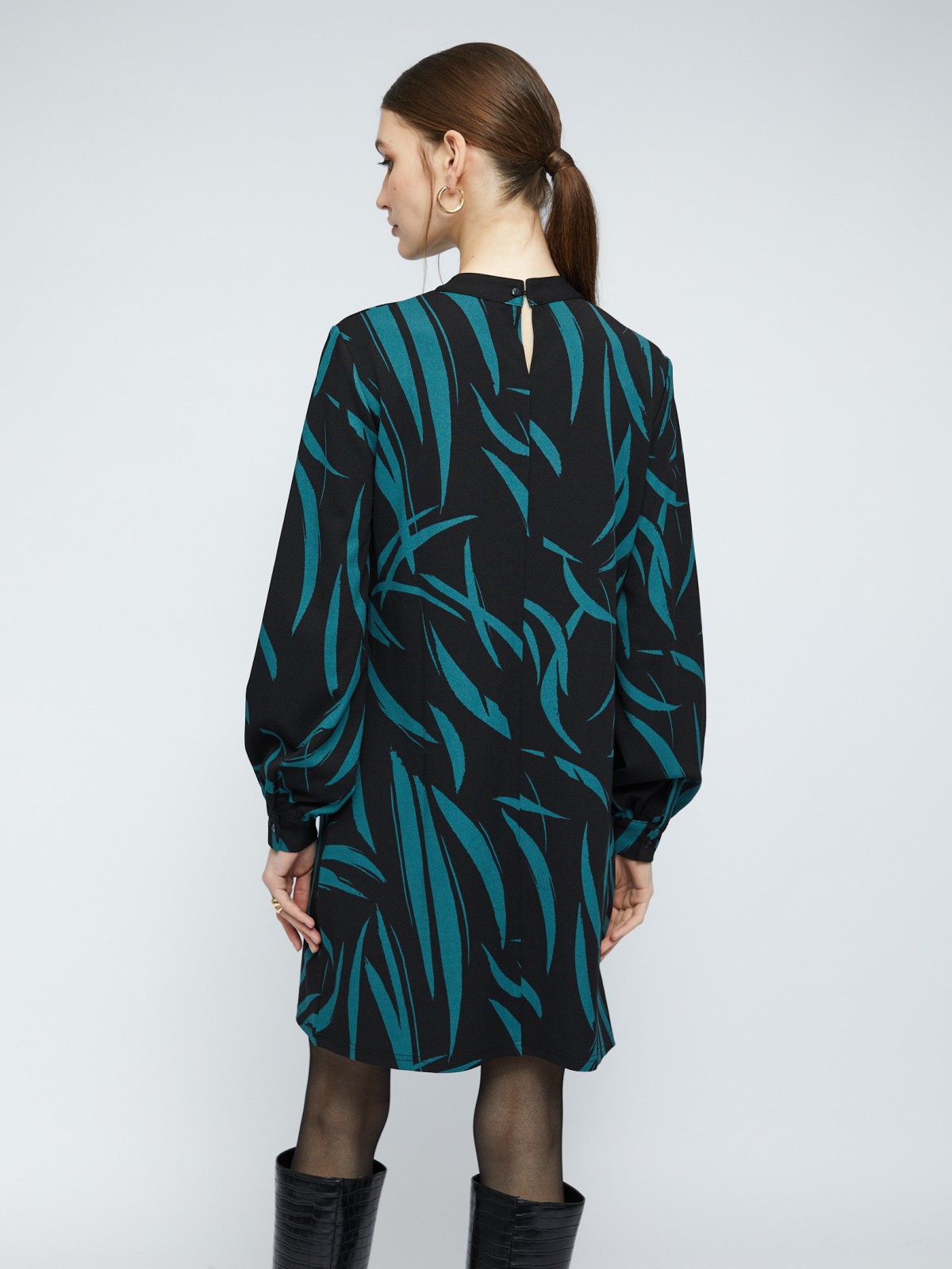 Платье длины мини с чокером и принтом