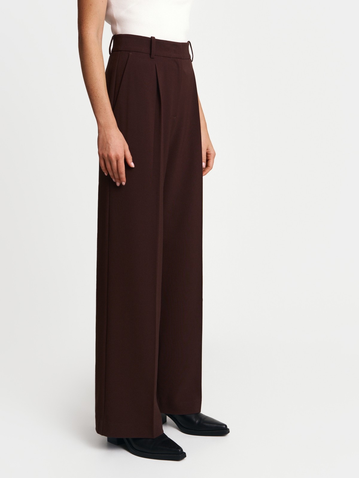 Брюки прямого силуэта с защипами