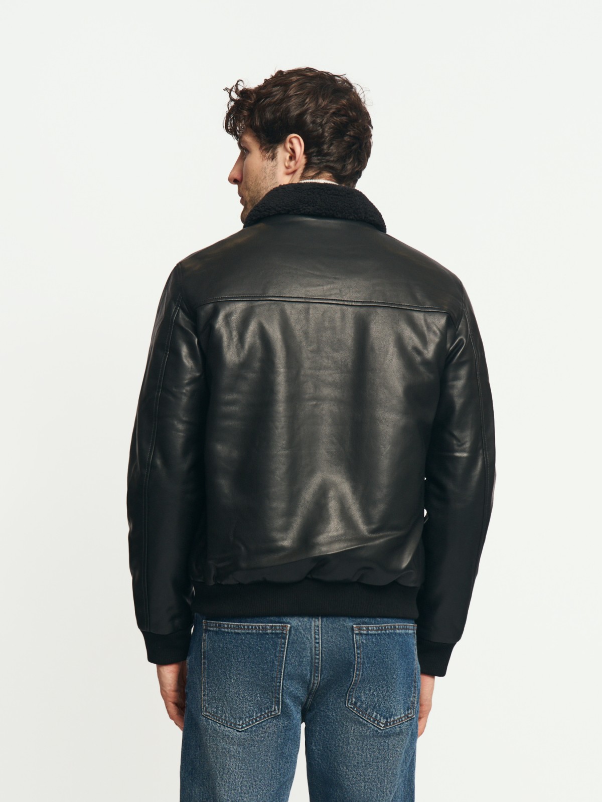 Тёплая куртка-бомбер из экокожи