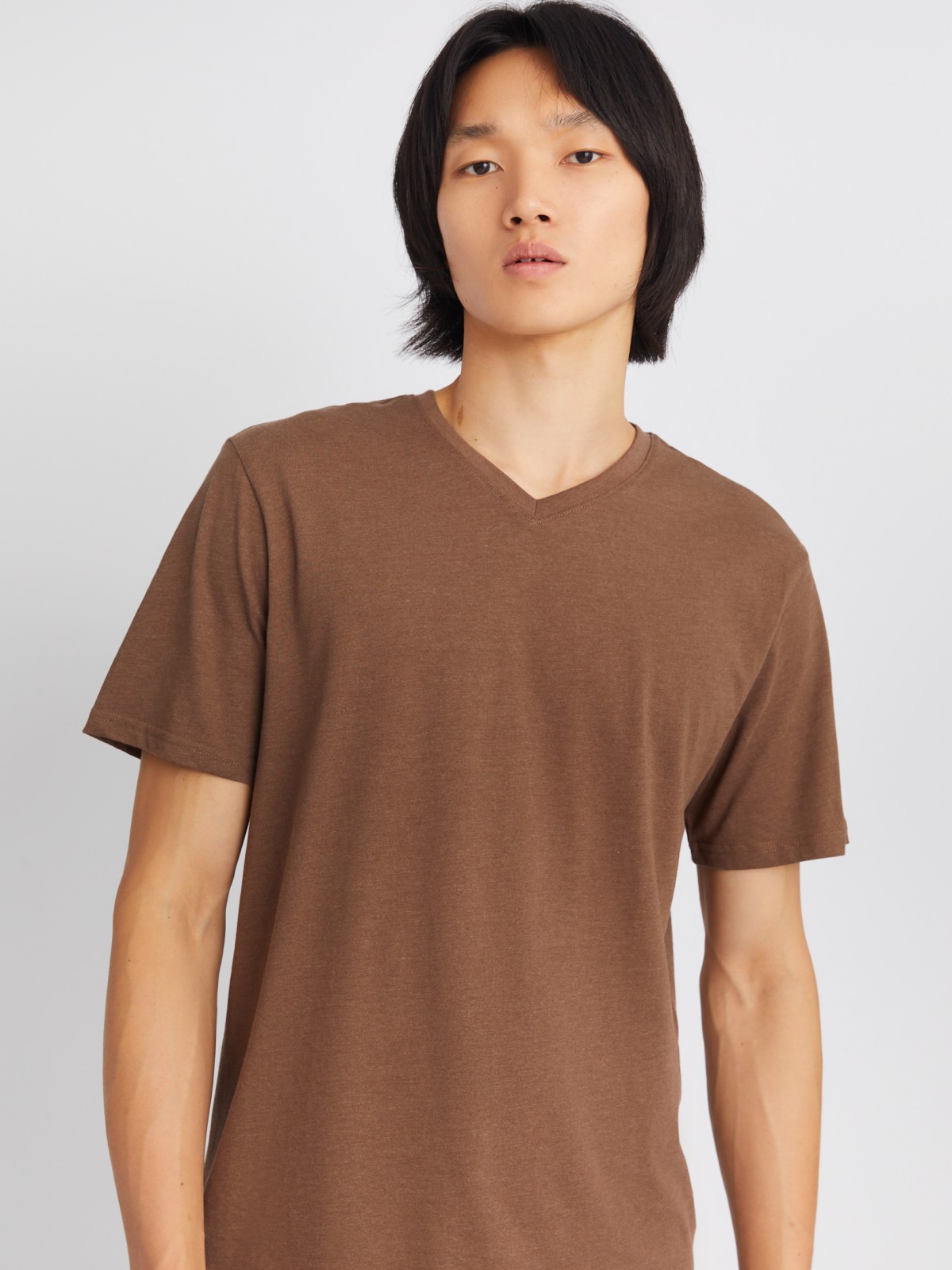 Трикотажная футболка с треугольным вырезом