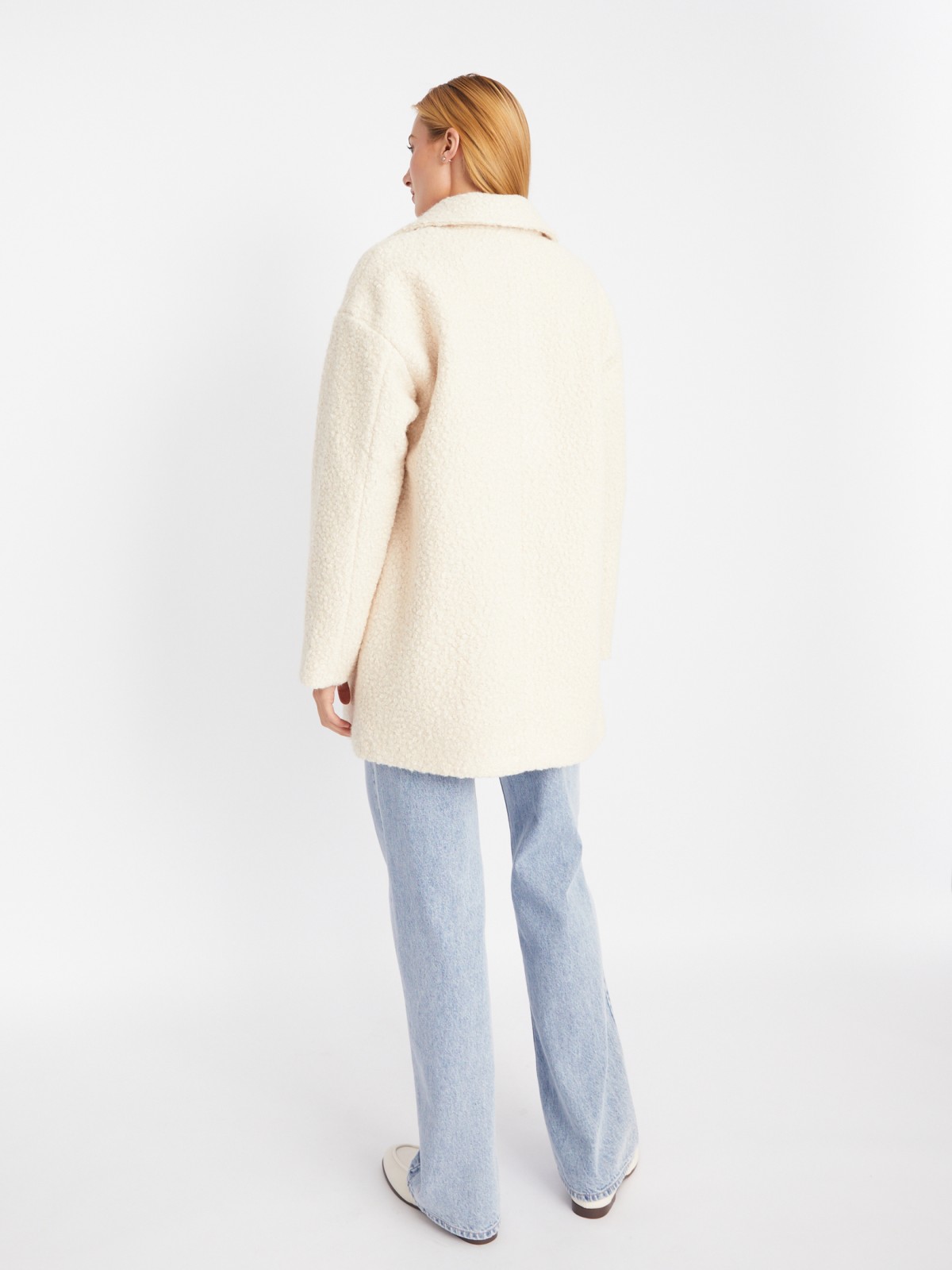 Укороченное пальто из ткани букле без утеплителя на пуговицах