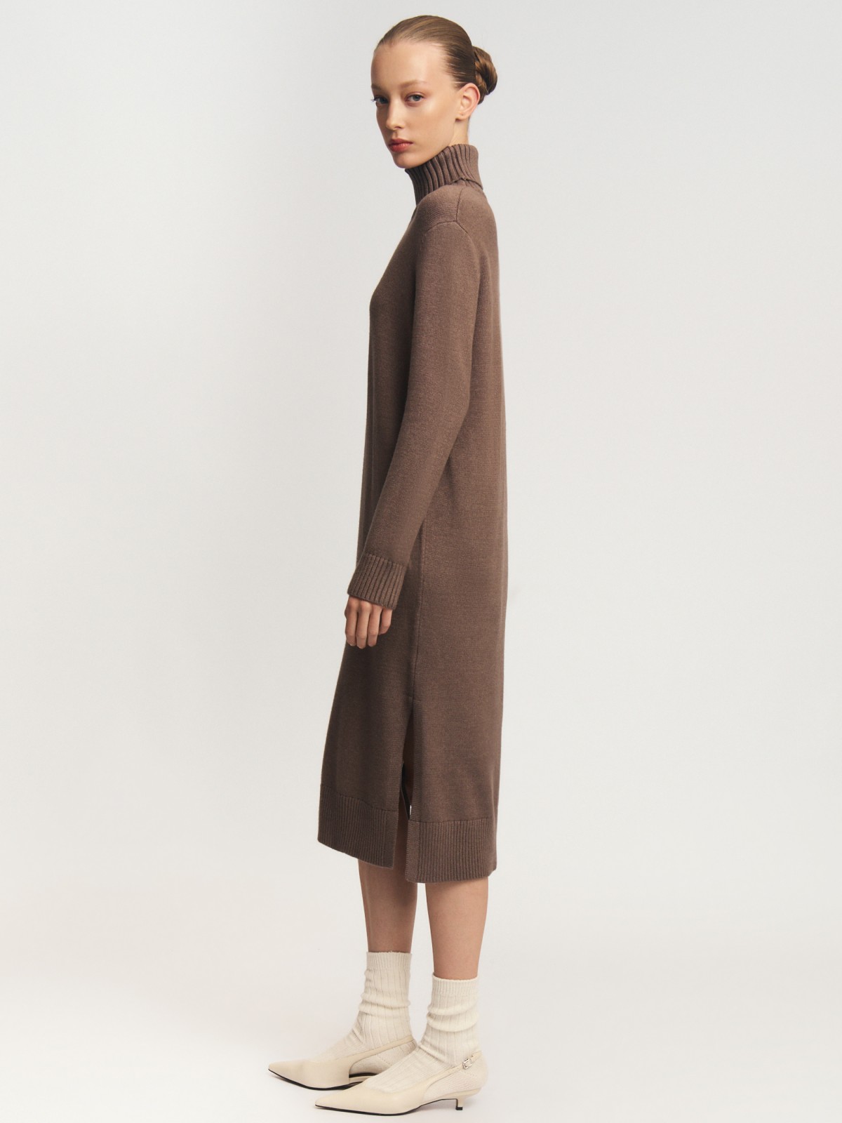 Вязаное платье-свитер с горлом