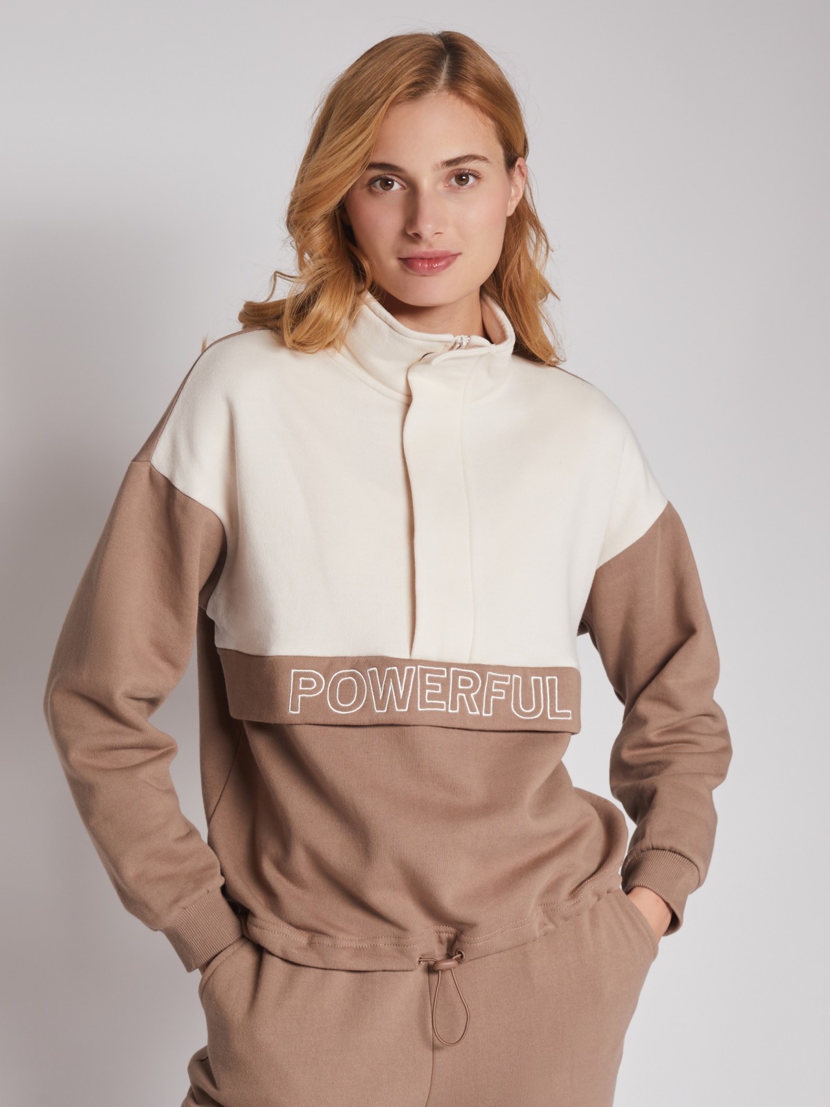 Утеплённая толстовка-анорак с воротником-стойкой