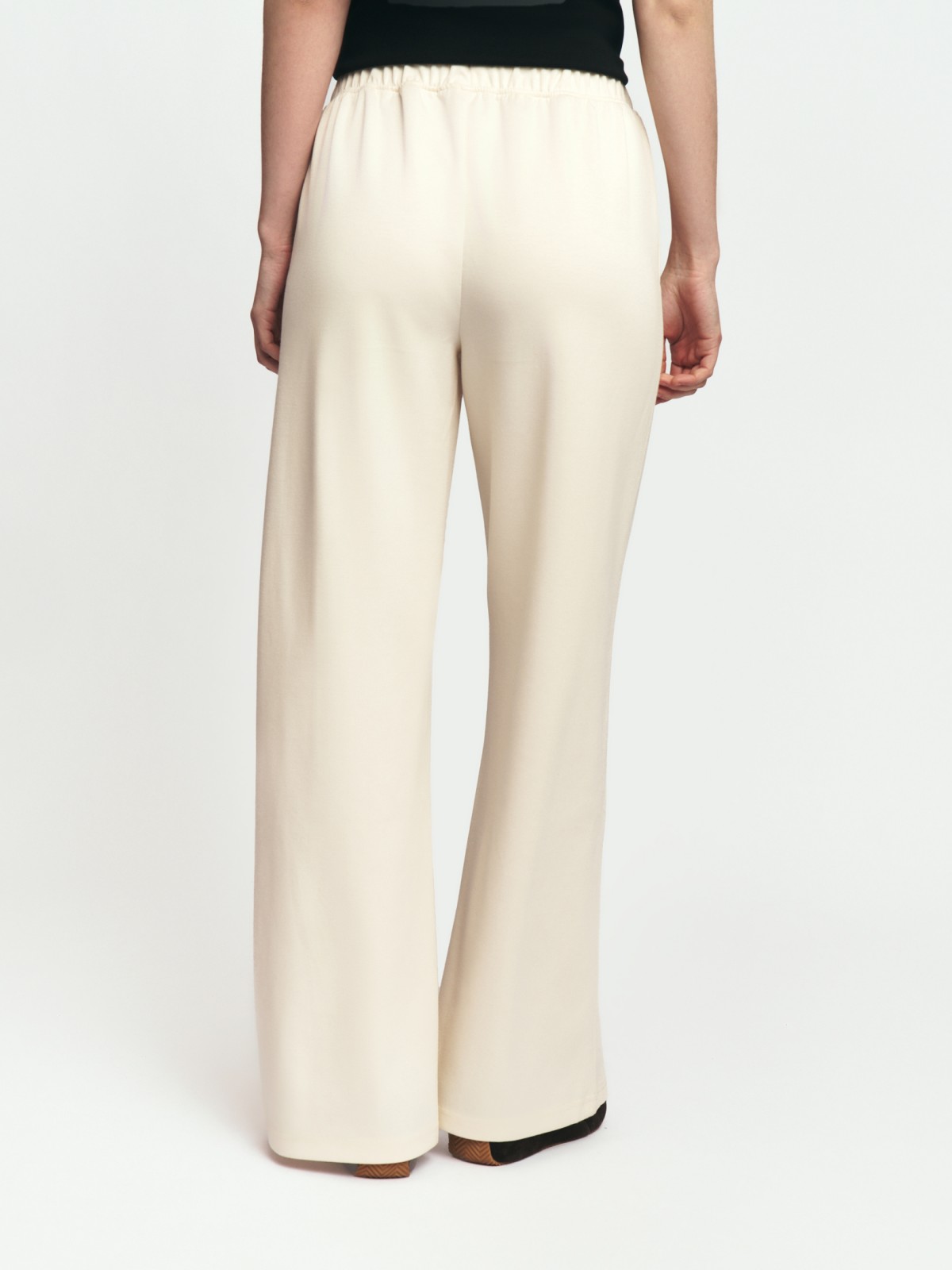 Прямые трикотажные брюки на резинке