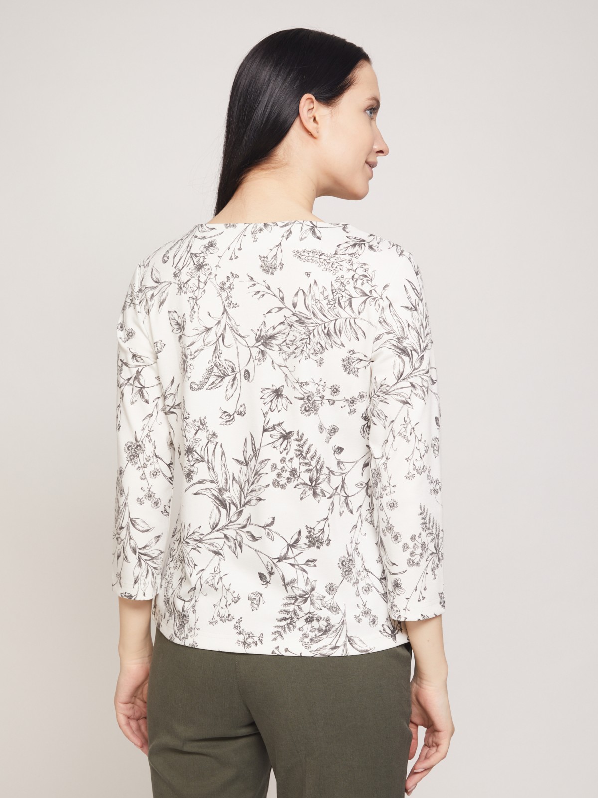 Блузка с фигурным вырезом и цветочным принтом