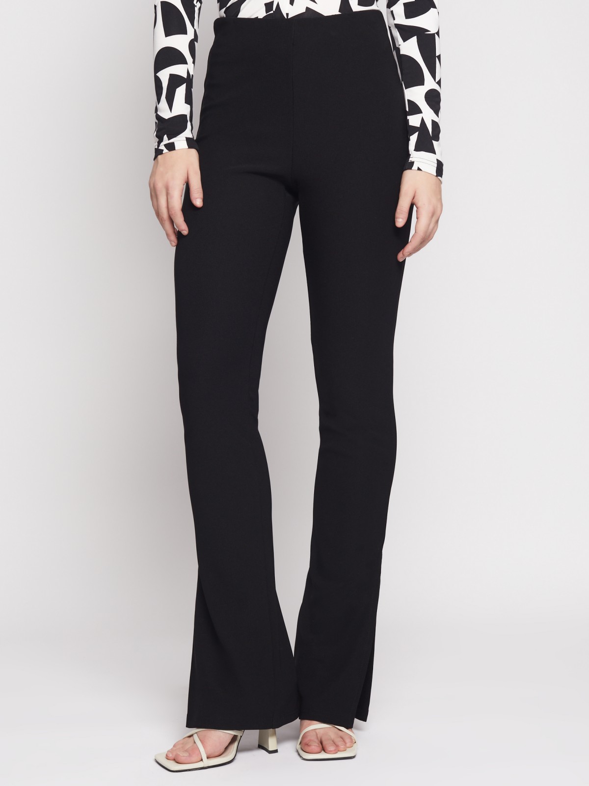 Трикотажные брюки клеш с разрезами внизу zolla 023137662011, цвет черный, размер XS - фото 2