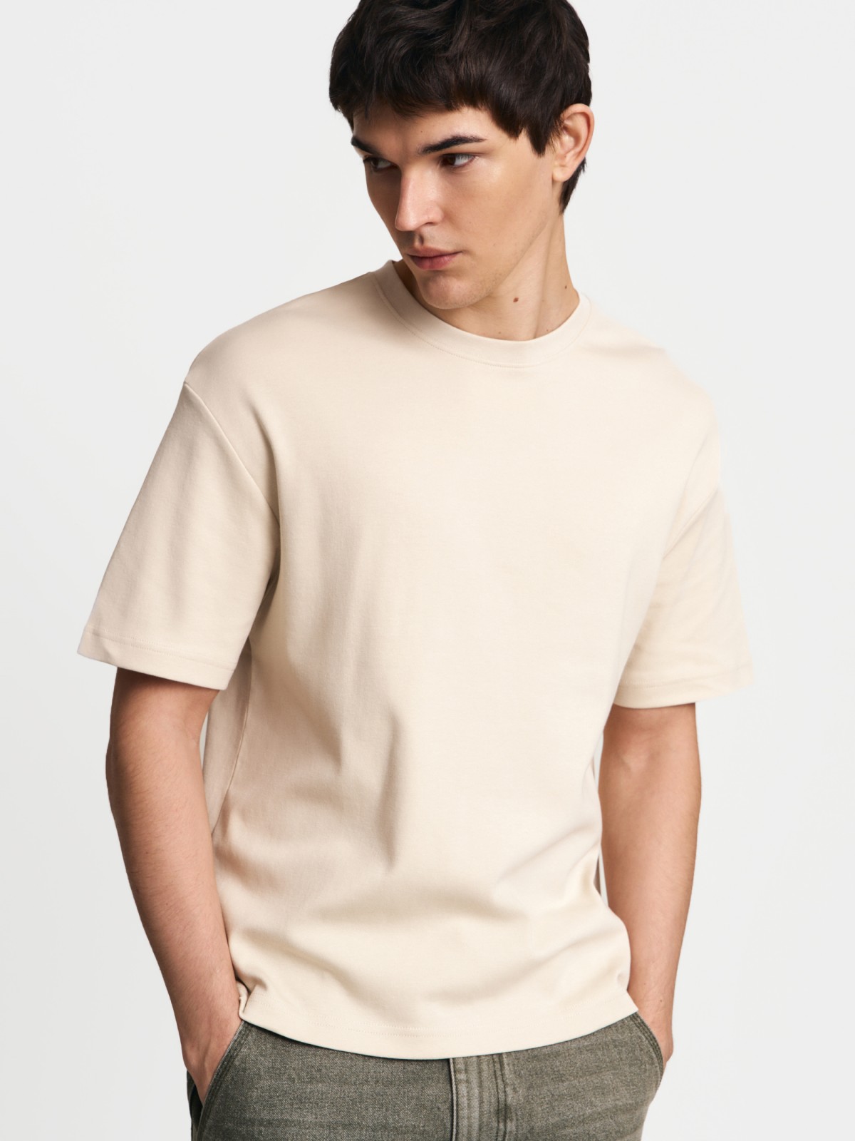 Однотонная базовая футболка из хлопка