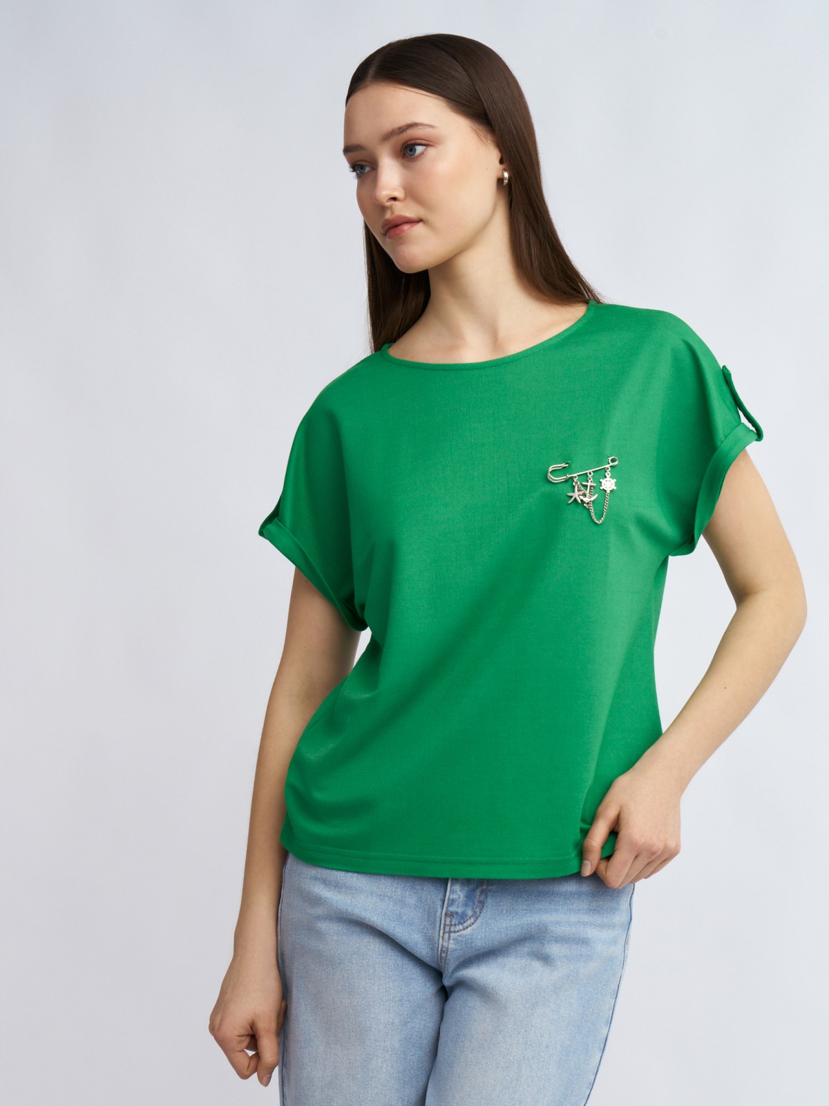 Блузка-футболка с коротким рукавом и брошью