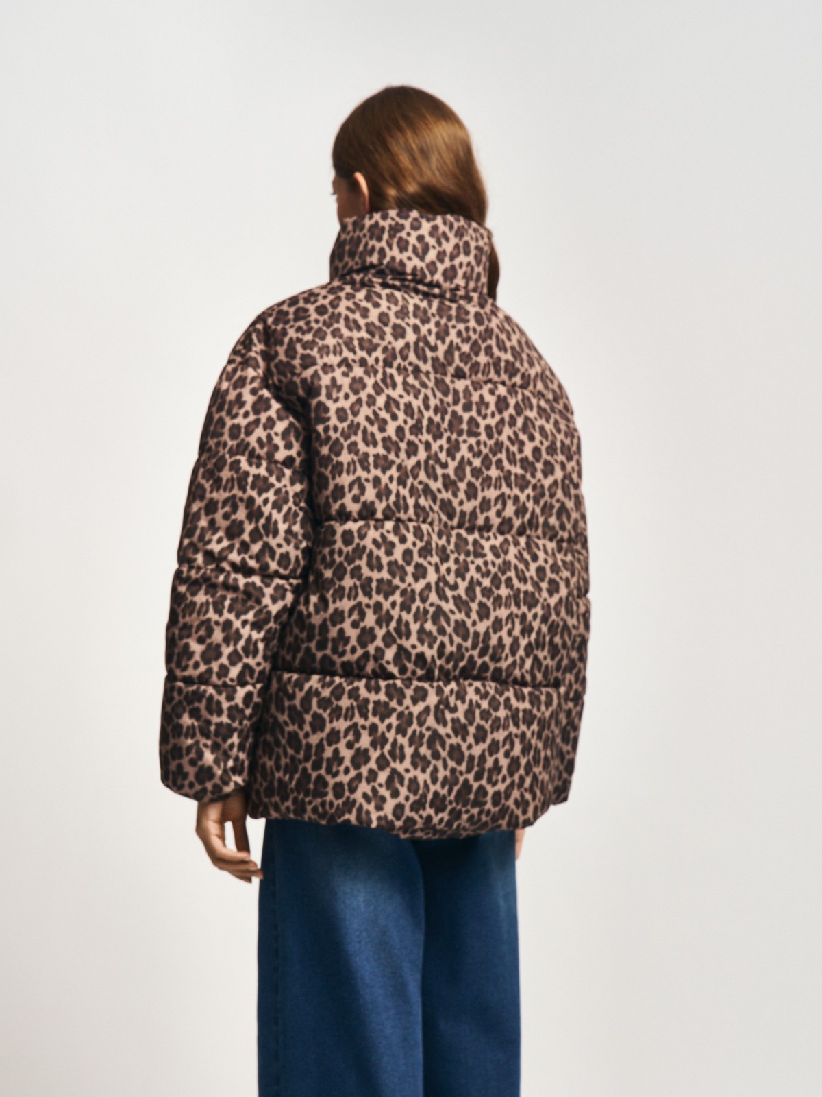 Тёплая леопардовая куртка с высоким воротником