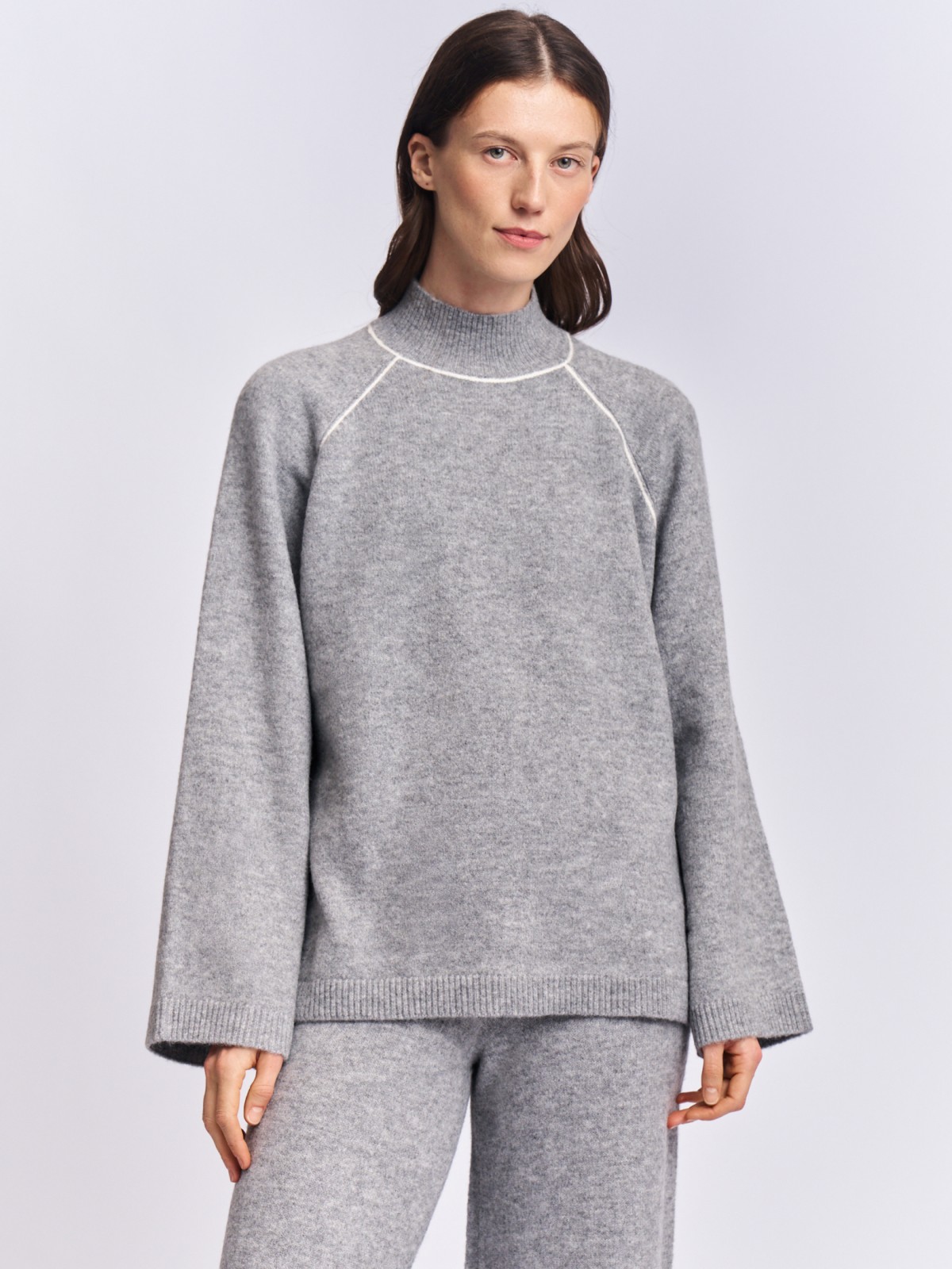 Вязаный свитер с горлом