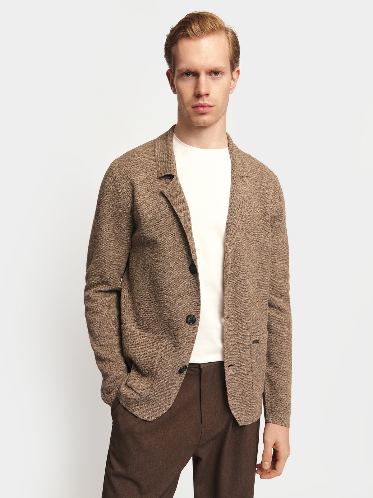 Вязаный кардиган на пуговицах с воротником и карманами