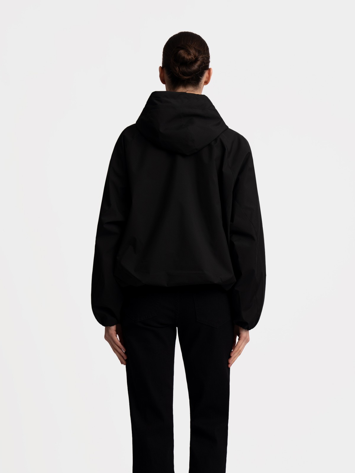 Куртка-ветровка с капюшоном без утеплителя