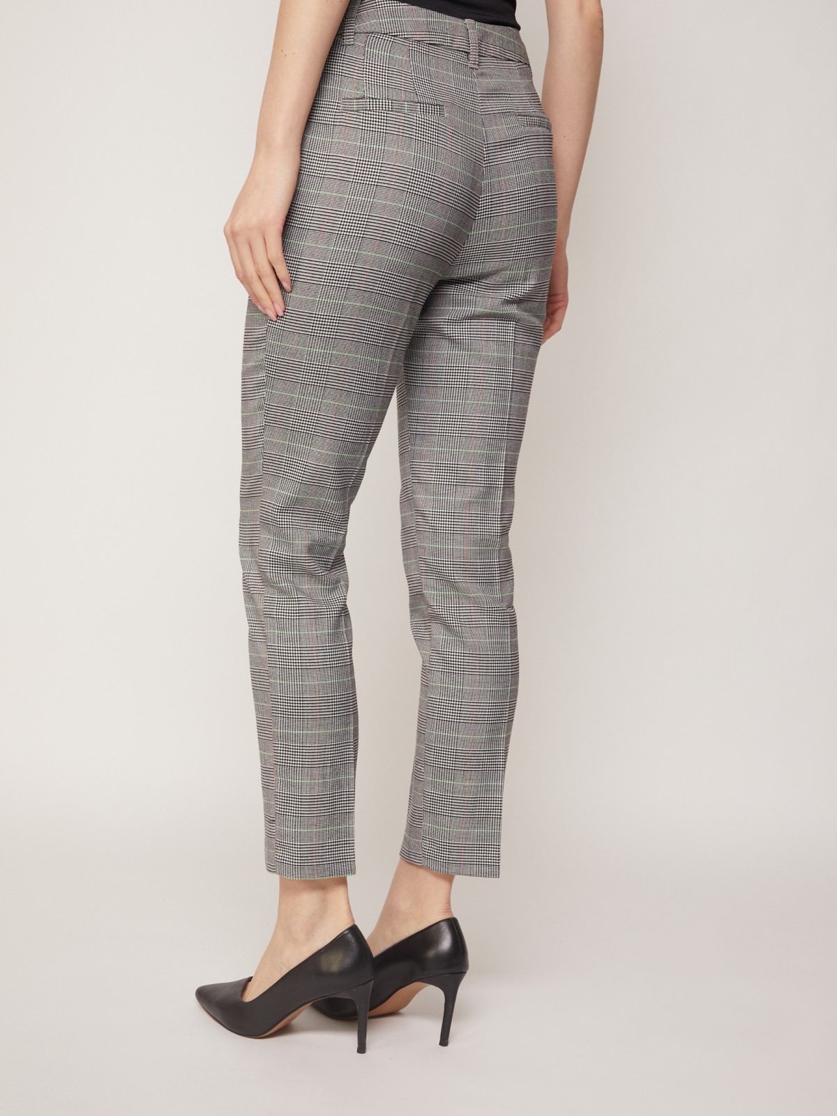 Зауженные брюки в клетку