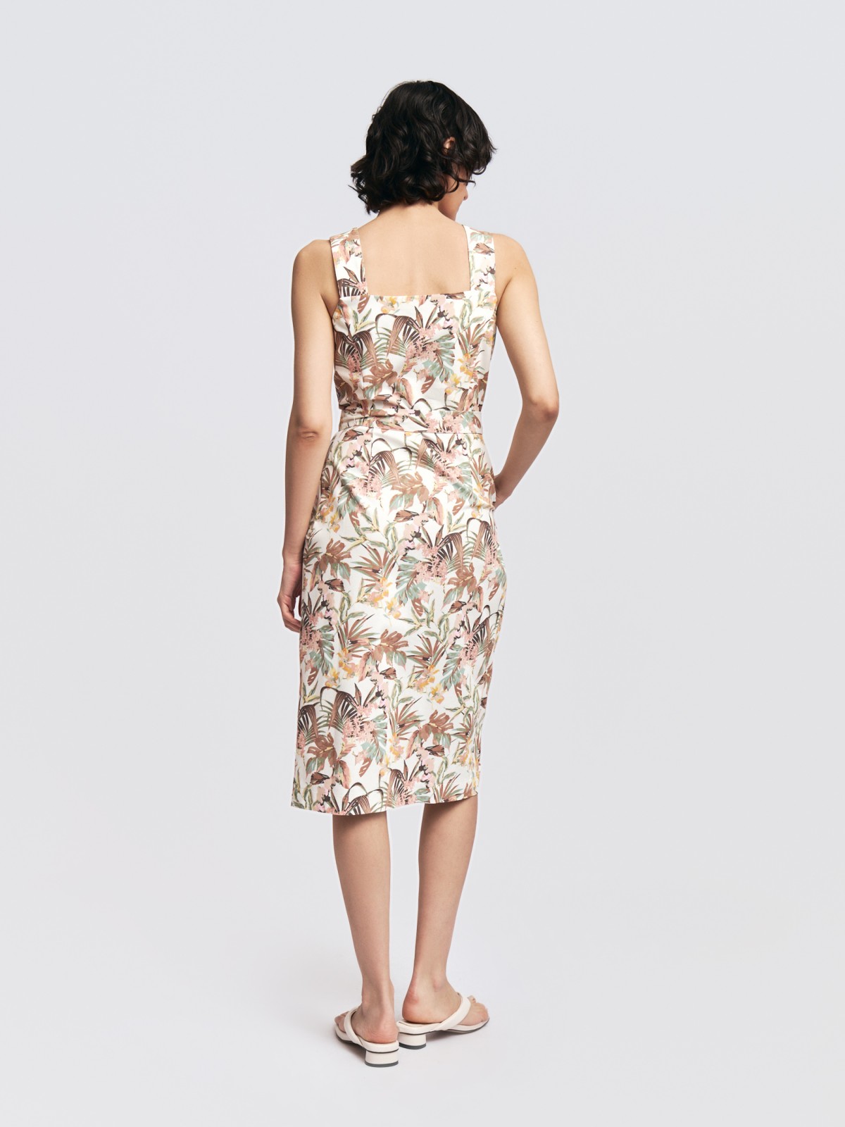 Сарафан с тропическим принтом и поясом