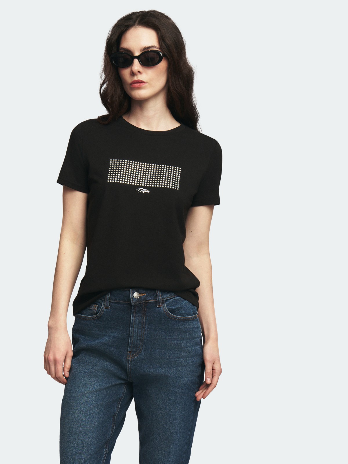 Трикотажная футболка с коротким рукавом и стразами