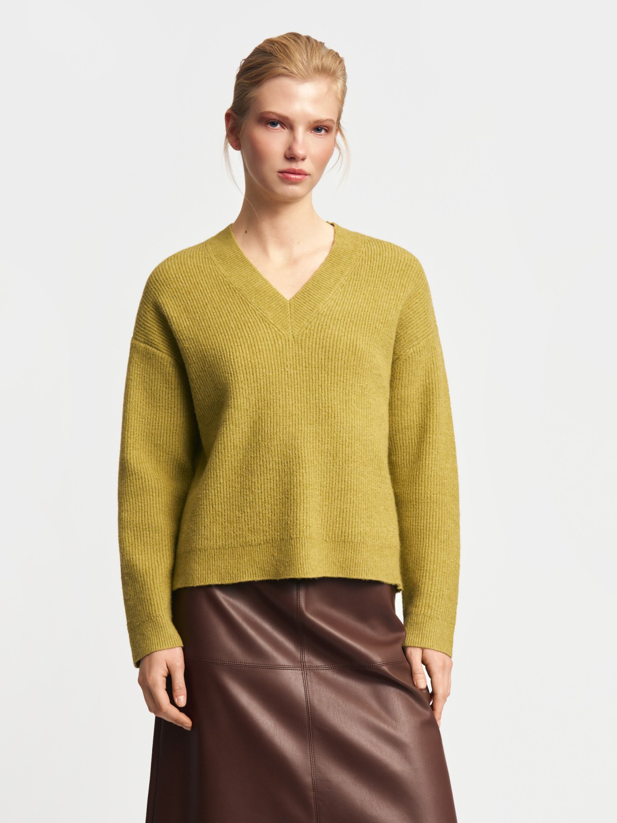 Вязаный пуловер с вырезом