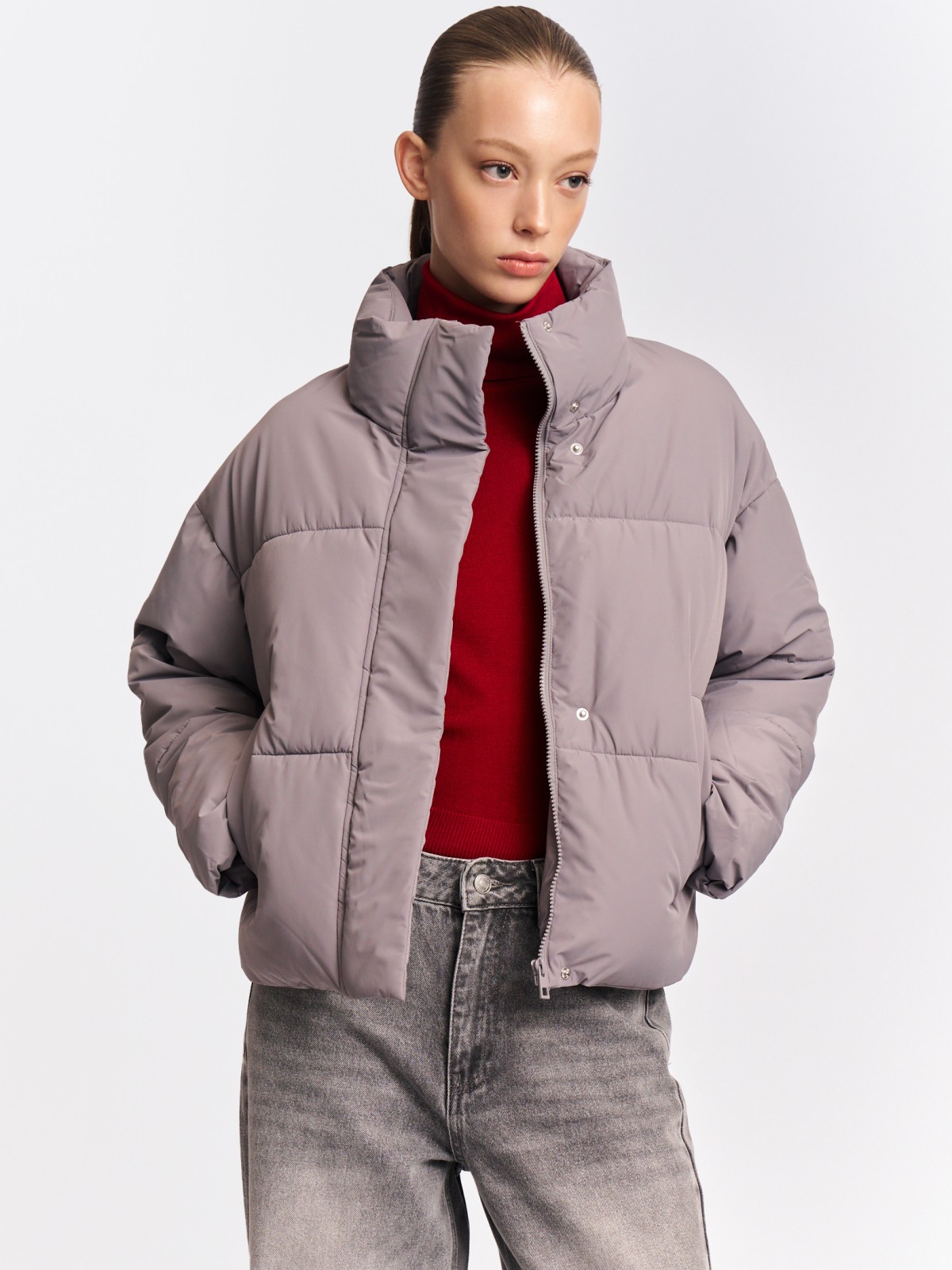 Короткая куртка с высоким воротником