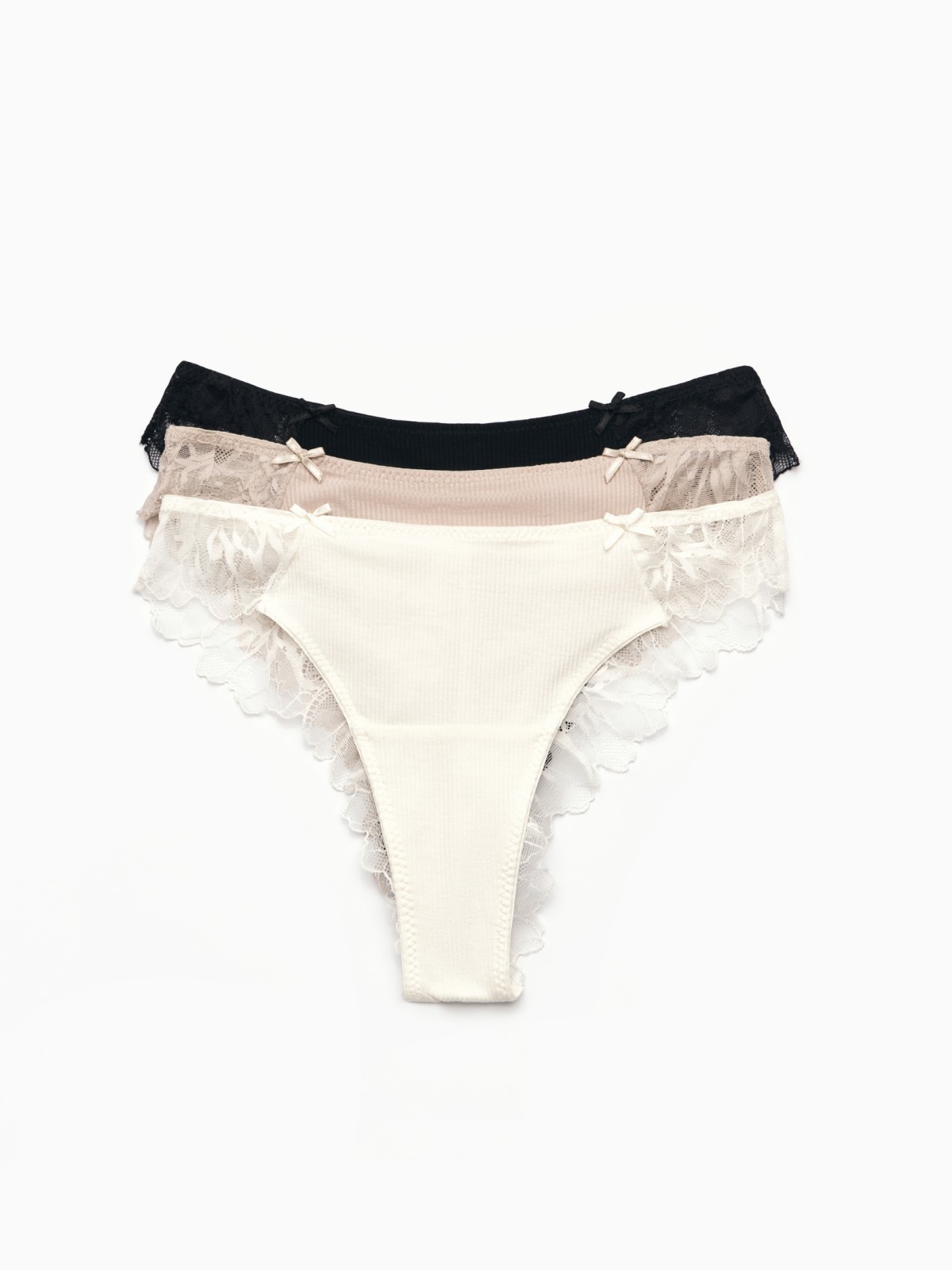 Набор трусов с кружевом 3 шт в комплекте 999₽