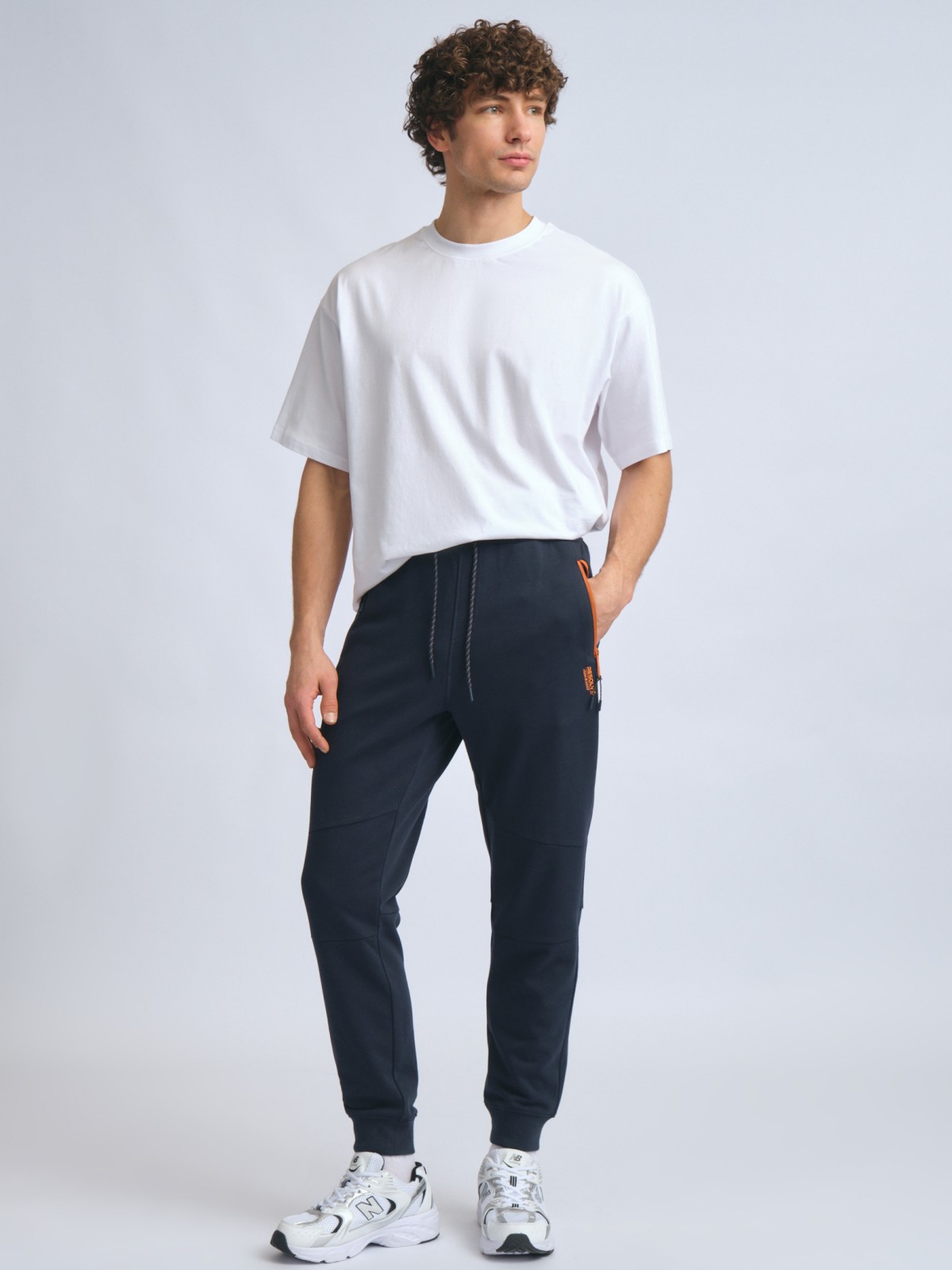 Трикотажные брюки-джоггеры в спортивном стиле