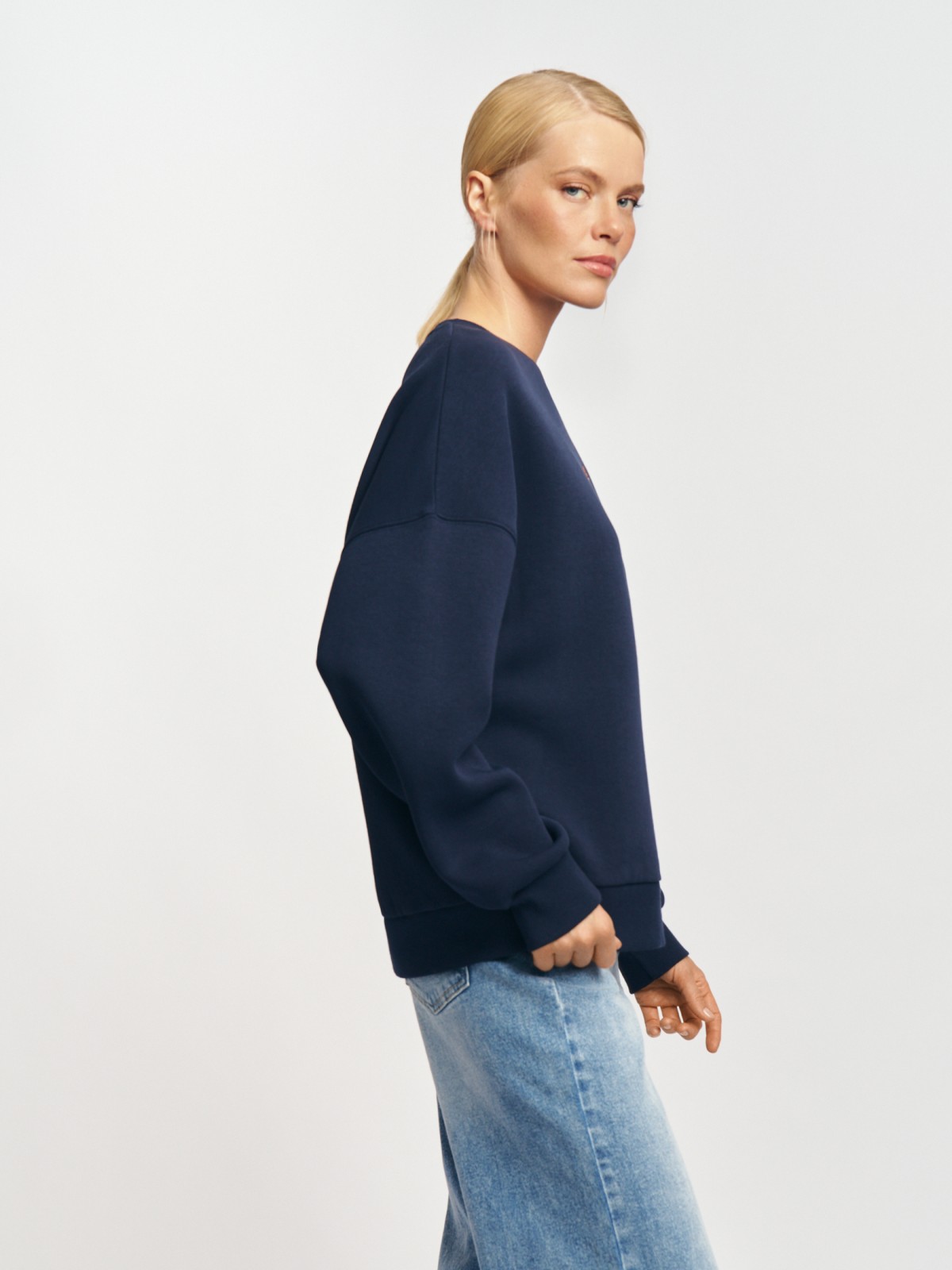 Утеплённый свитшот с вышивкой