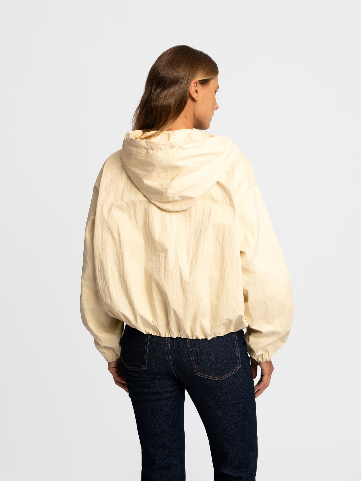 Куртка-ветровка с капюшоном без утеплителя