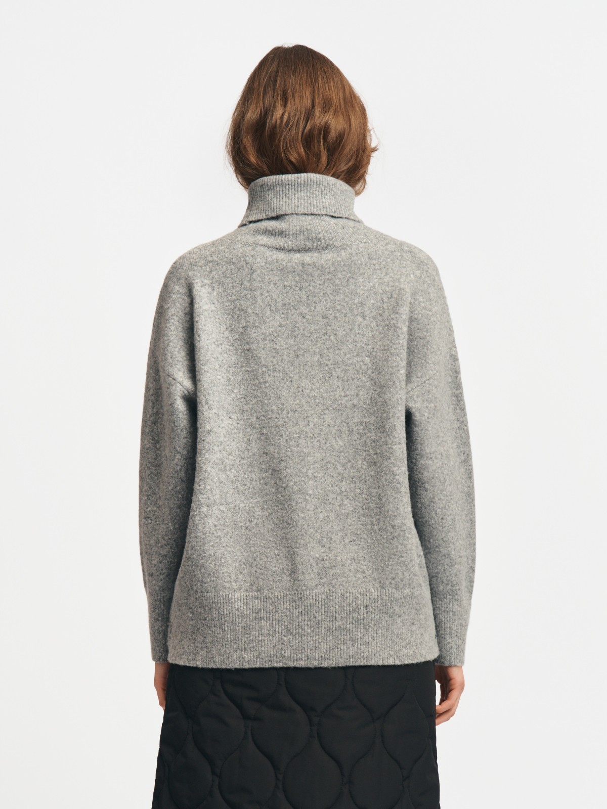 Длинный вязаный свитер с воротником-гольф