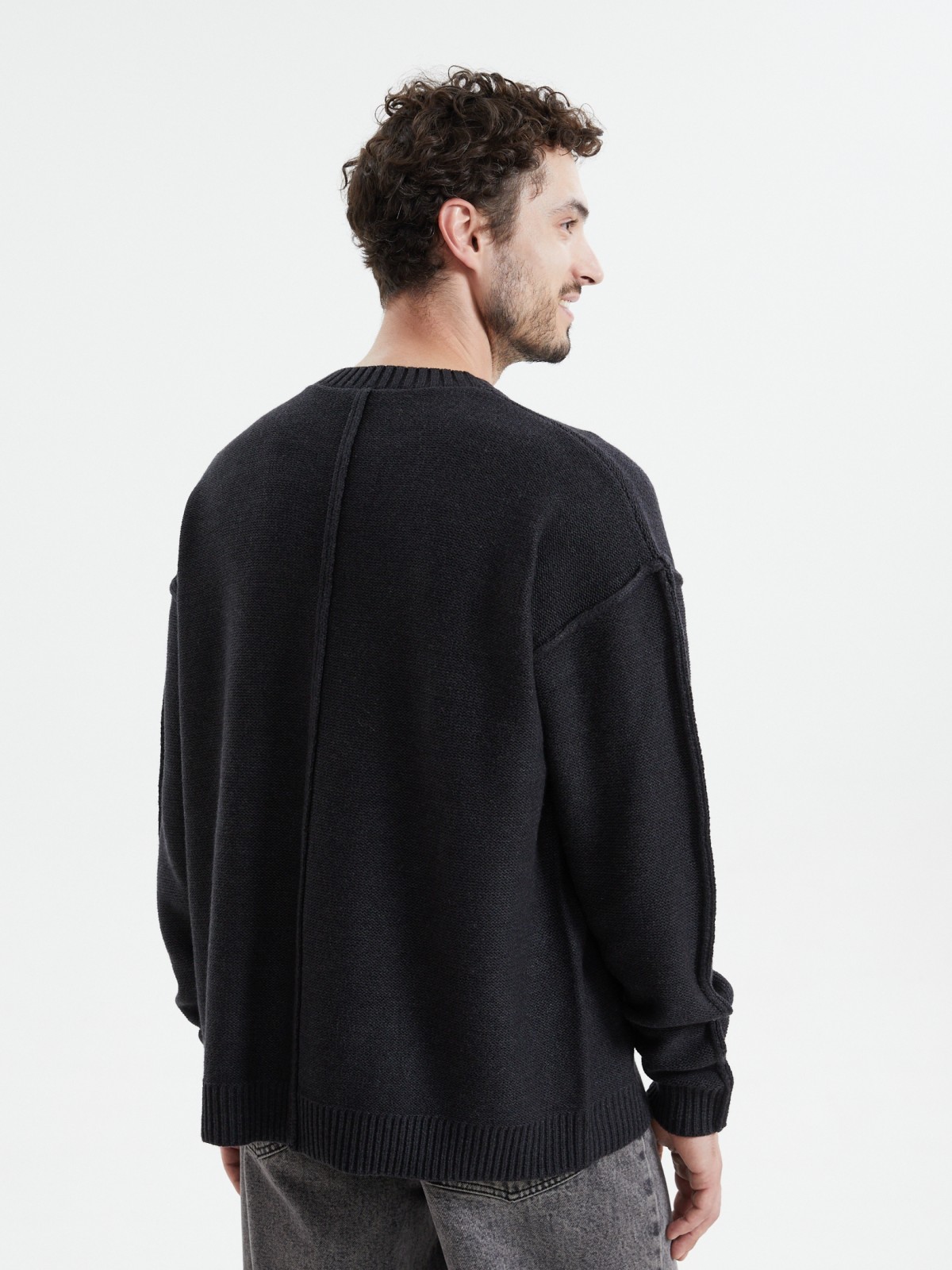 Вязаный джемпер с вывернутыми швами