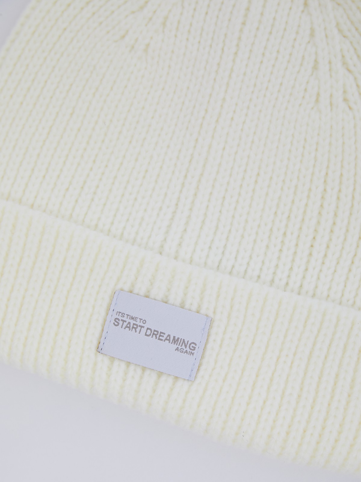 Вязаная шапка-бини с отворотом