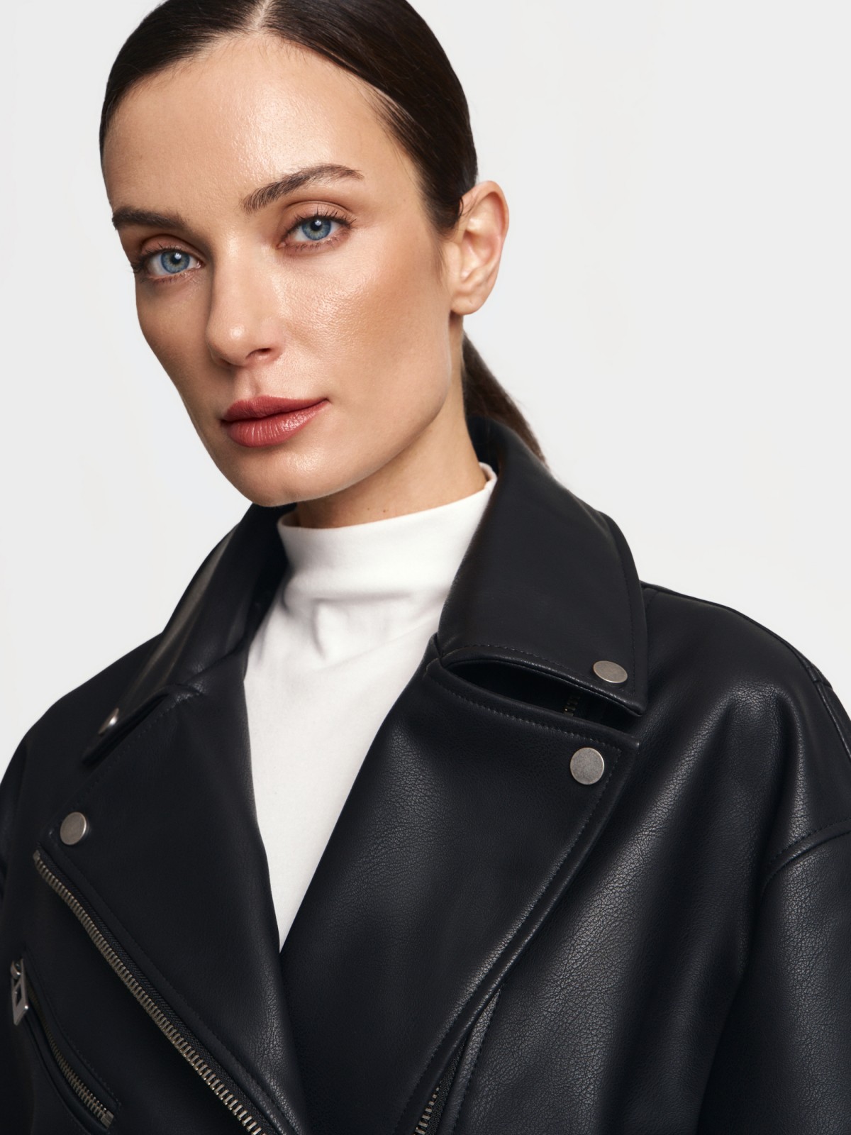 Короткая куртка-косуха оверсайз из экокожи