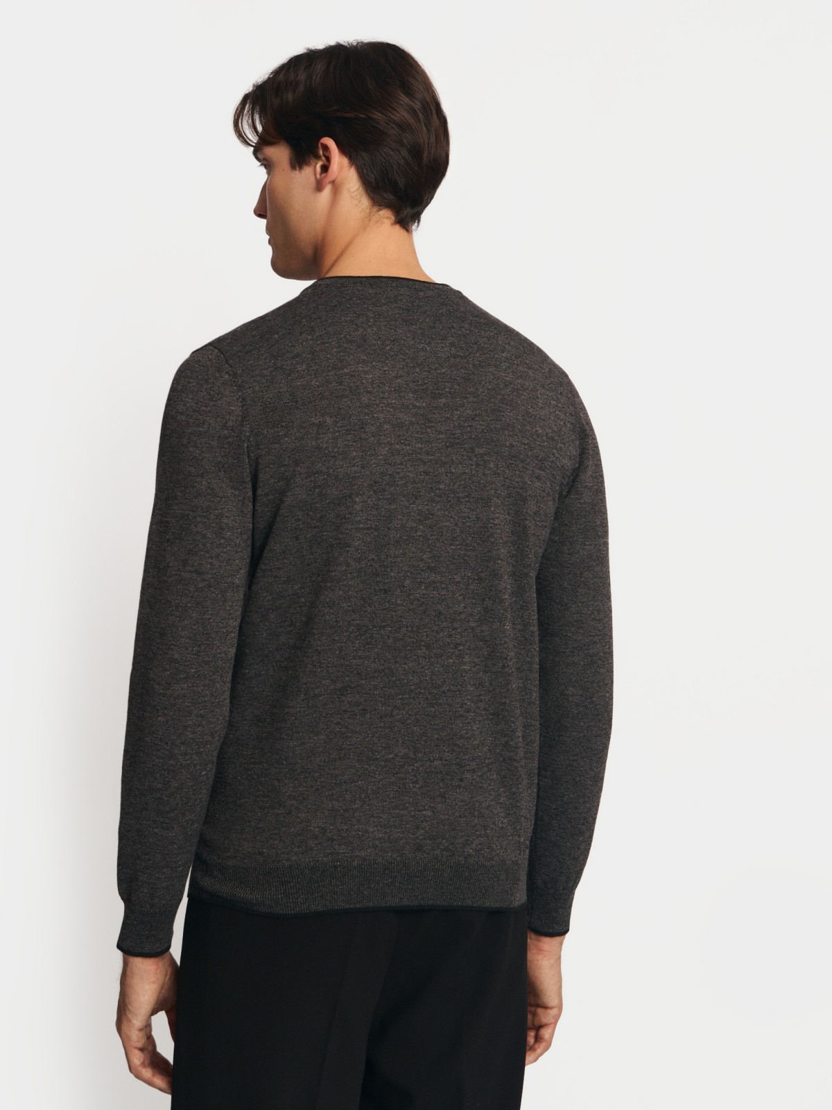 Тонкий трикотажный джемпер с вырезом