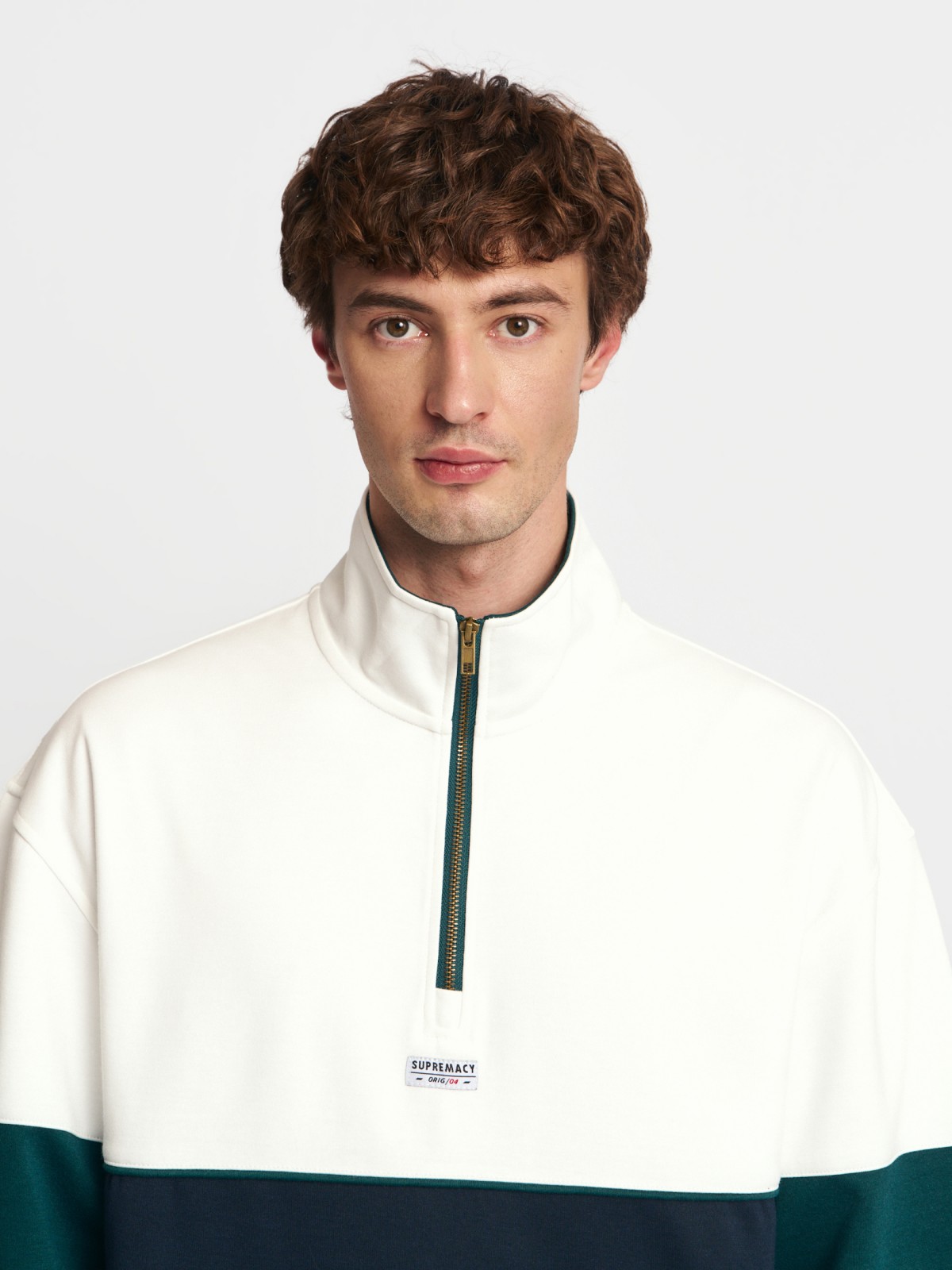 Трикотажный свитшот с воротником-стойкой на молнии