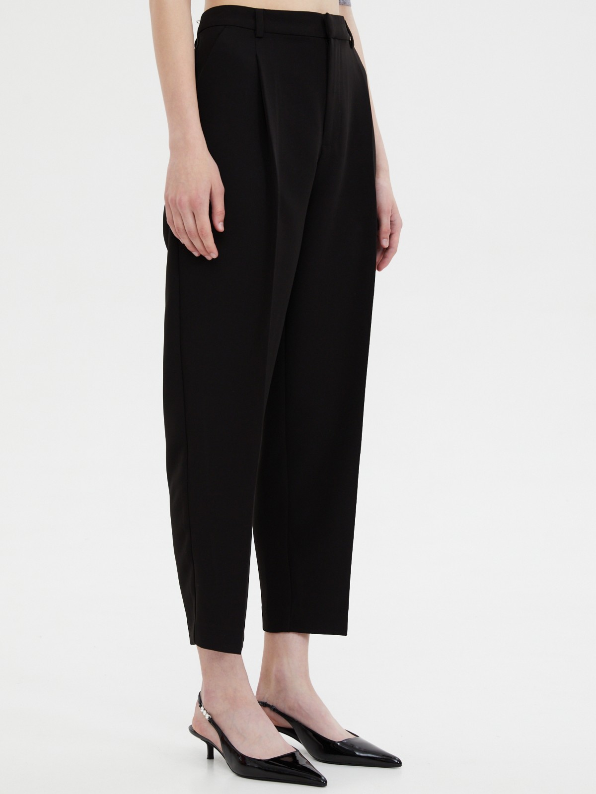 Брюки фасона Carrot со стрелками и ремнём