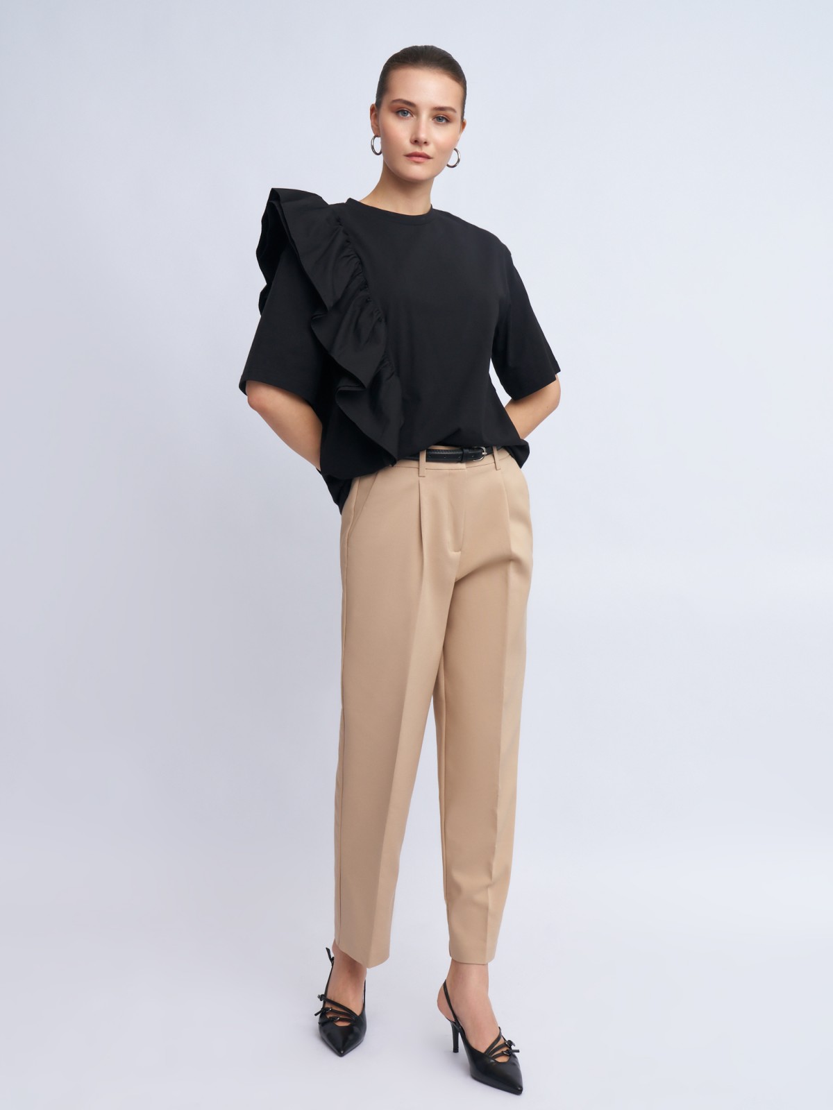 Офисные брюки фасона Carrot с ремнём