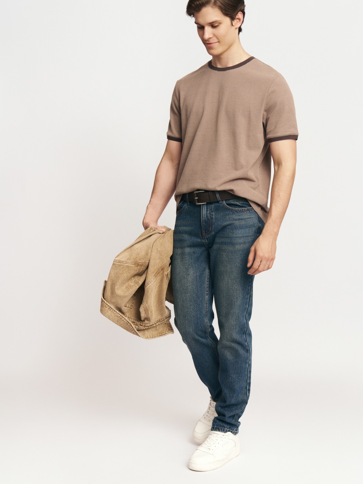 Однотонная базовая футболка из трикотажа