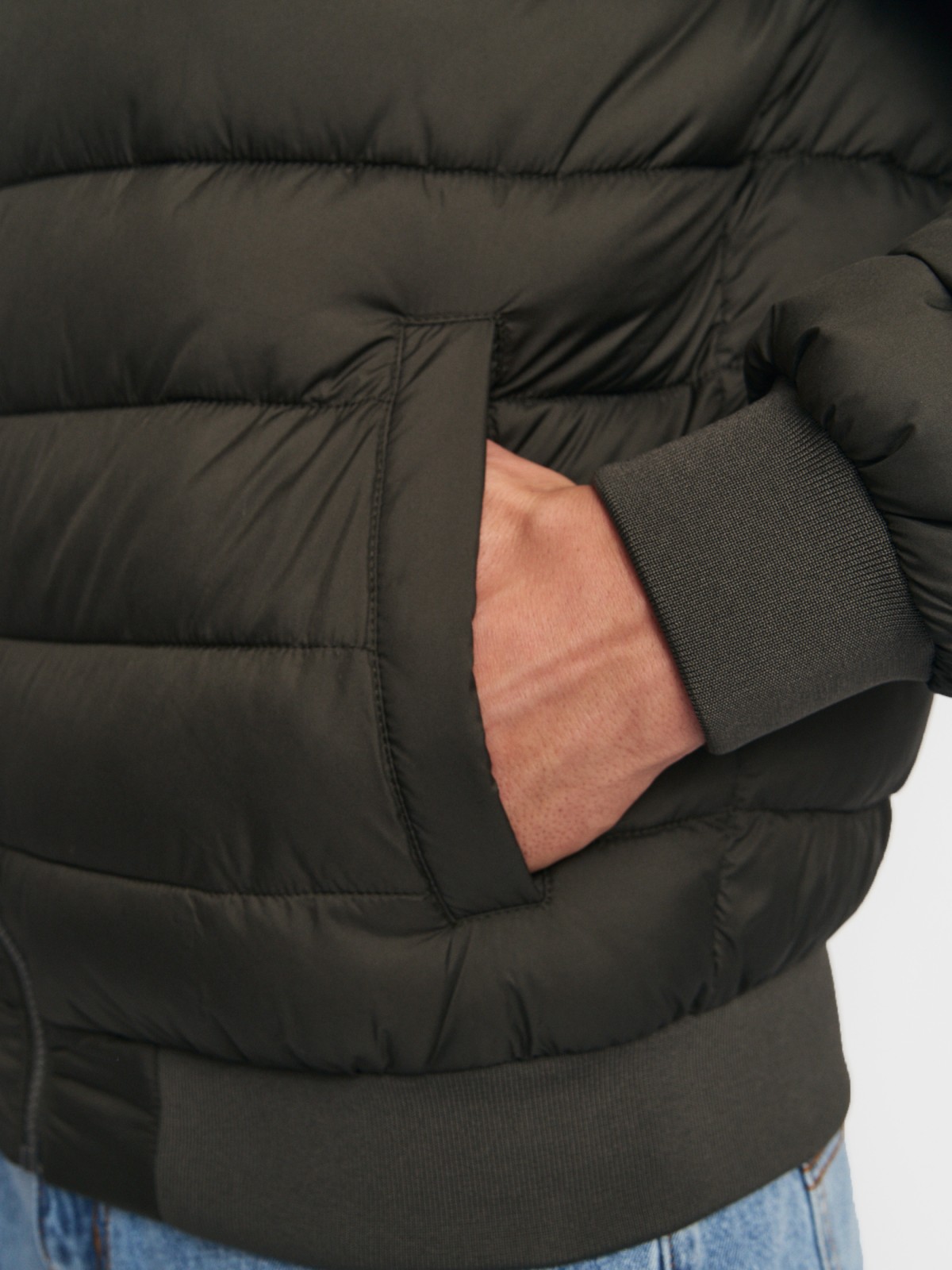 Лёгкая утеплённая куртка-бомбер с воротником-стойкой