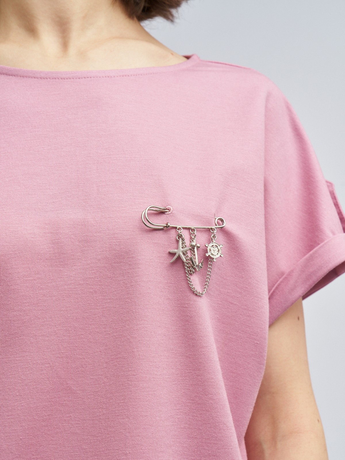 Блузка-футболка с коротким рукавом и брошью