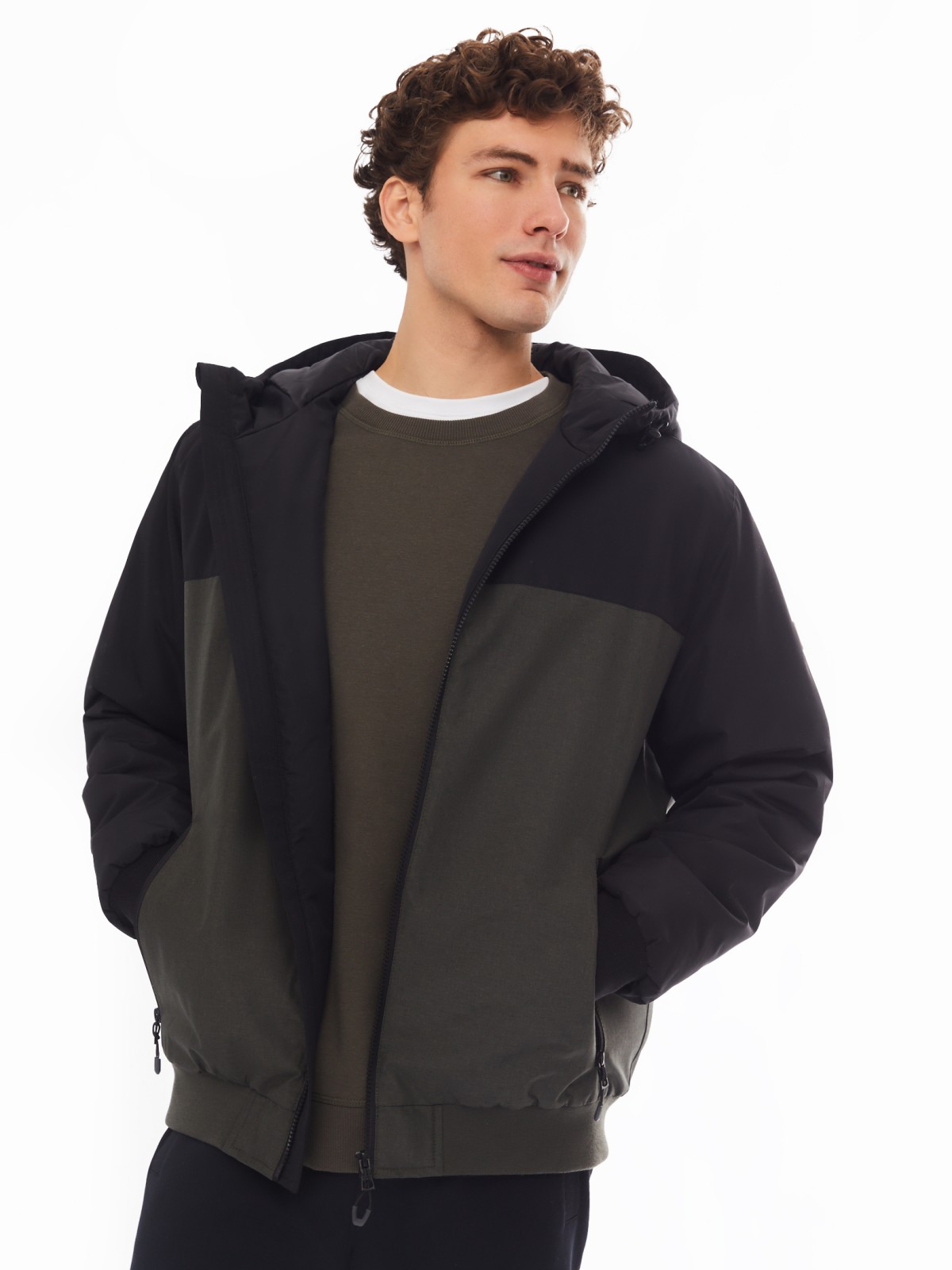 Утеплённая куртка-бомбер на синтепоне с капюшоном zolla цвета хаки