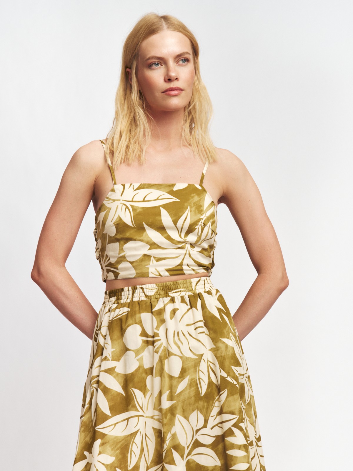 Топ на бретельках с завязками на спине