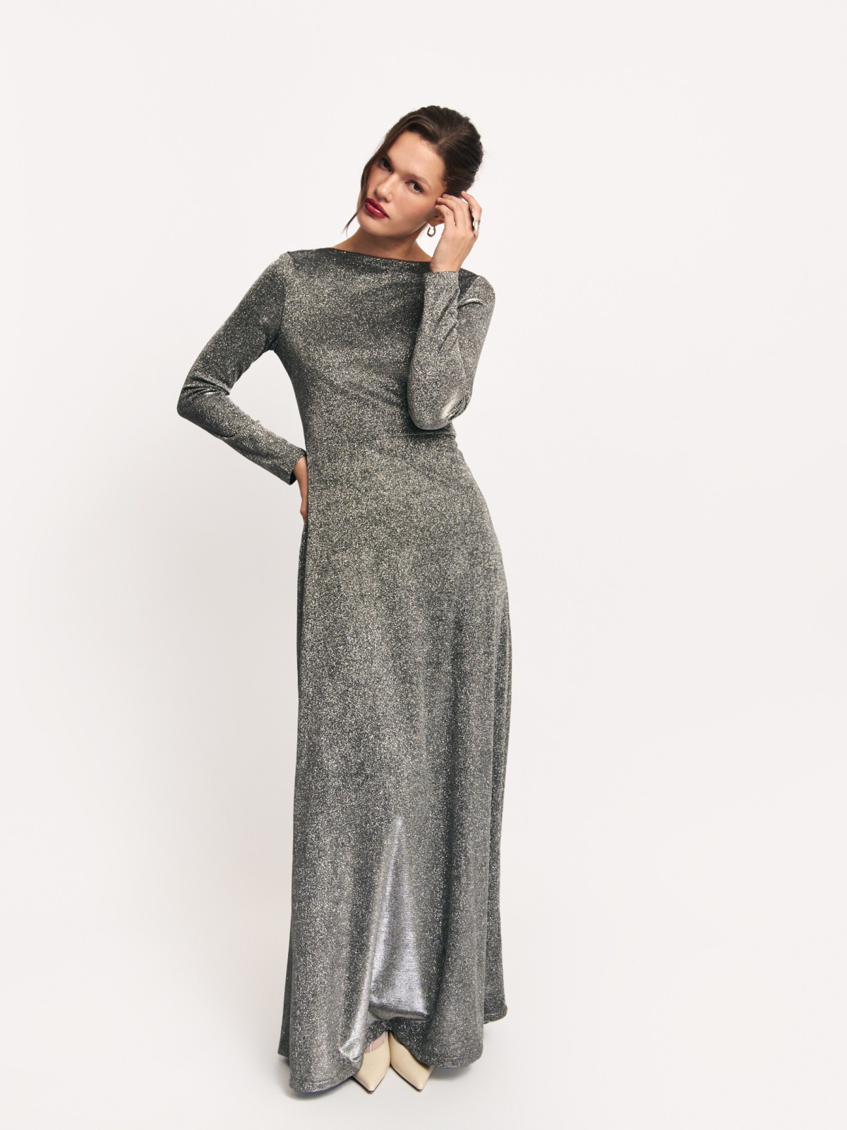 Платье макси с вырезом на спине и люрексом