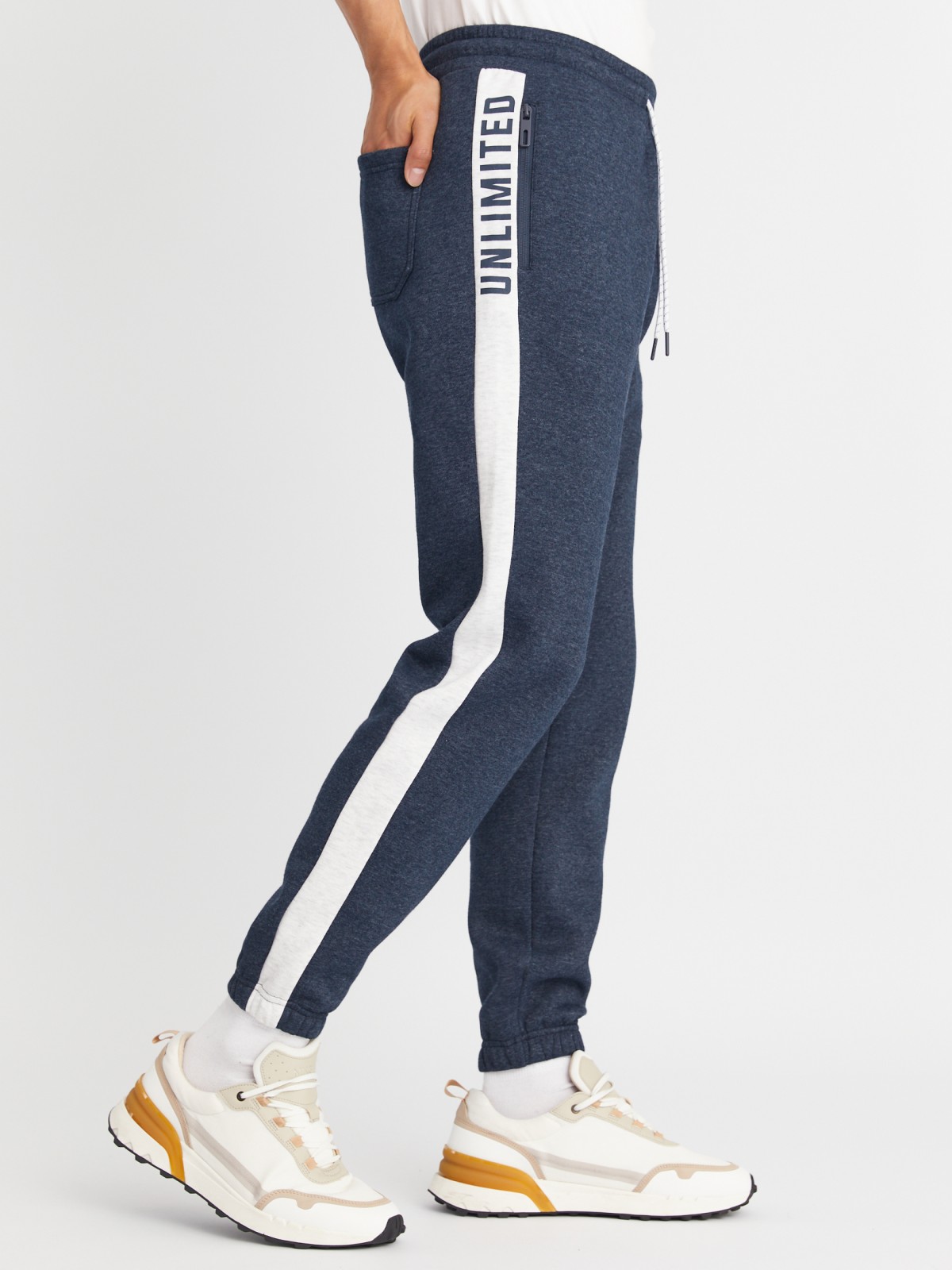 Утеплённые трикотажные брюки-джоггеры в спортивном стиле с лампасами zolla 213337660013, цвет голубой, размер L - фото 3