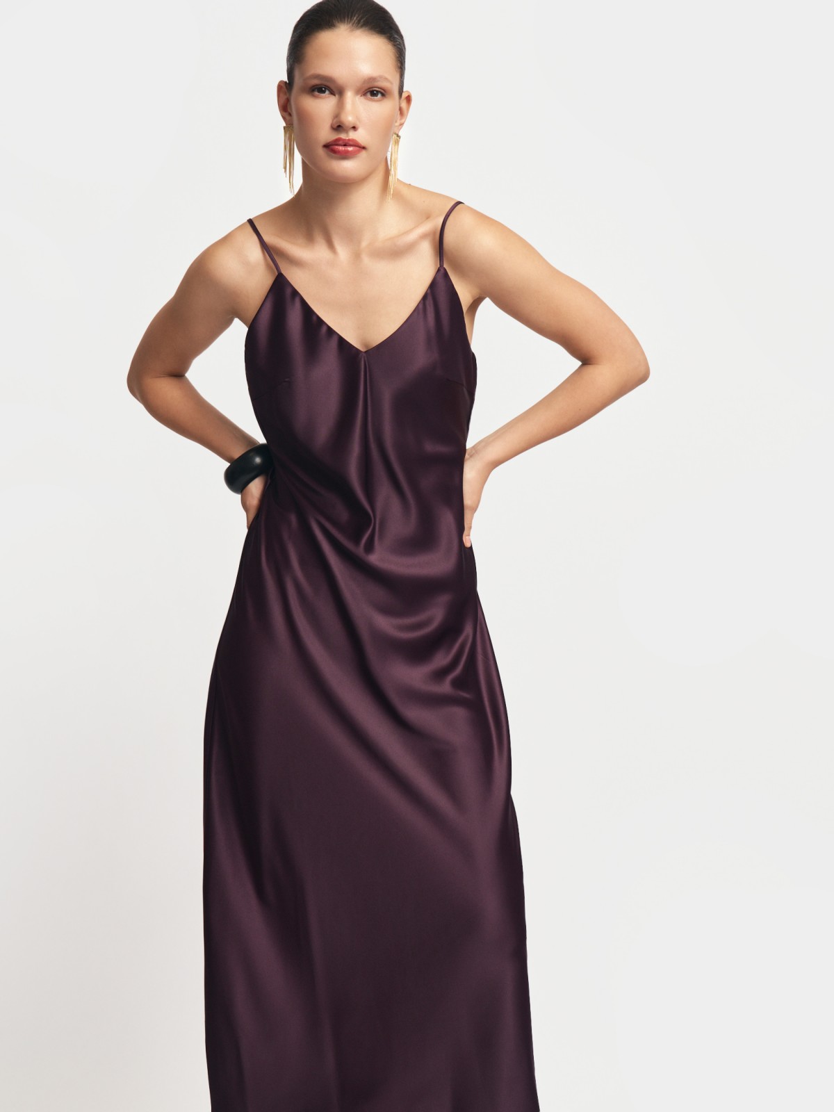 Атласное платье-комбинация миди на бретельках