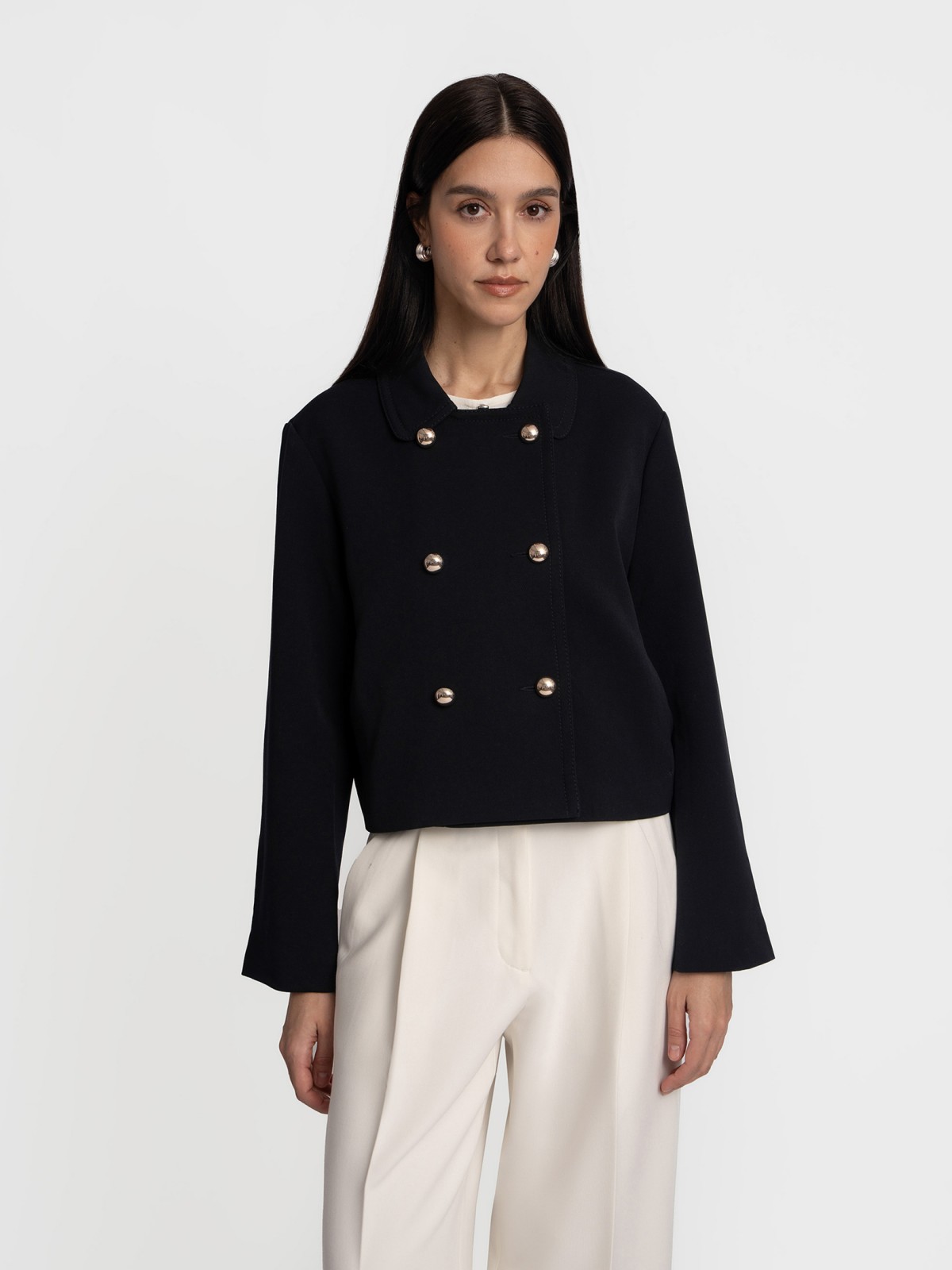 Короткая куртка-жакет на пуговицах