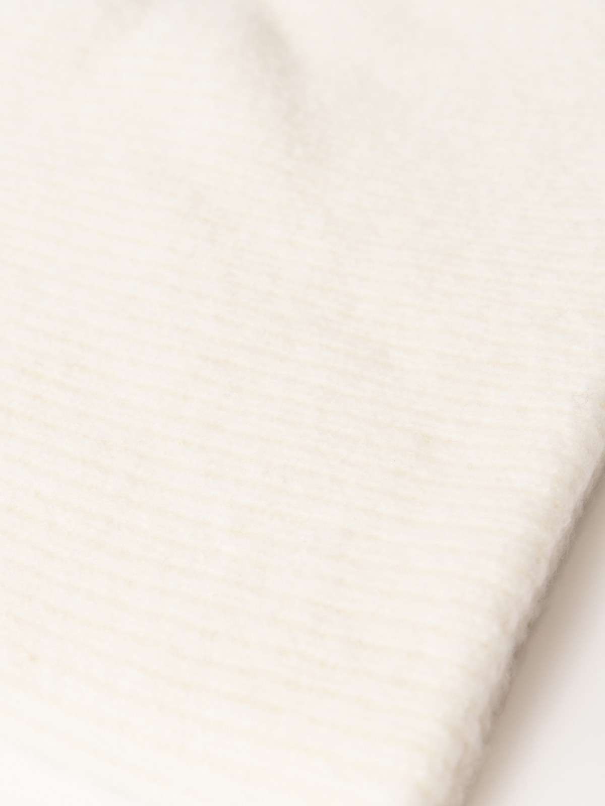 Вязаная шапка-бини с шерстью