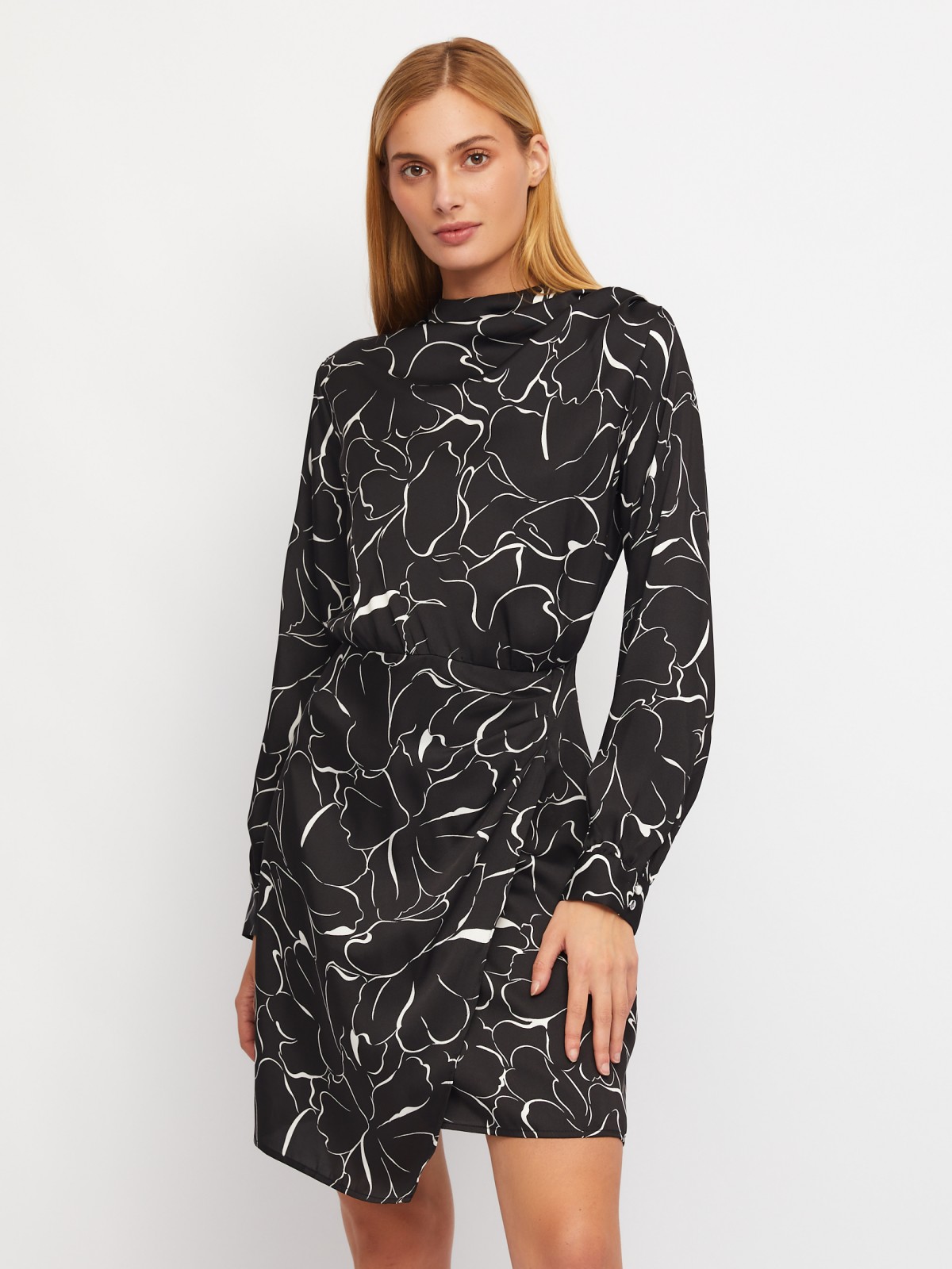 Атласное платье длины мини с драпировкой и подолом на запах zolla 024118262131, цвет черный, размер XS - фото 1