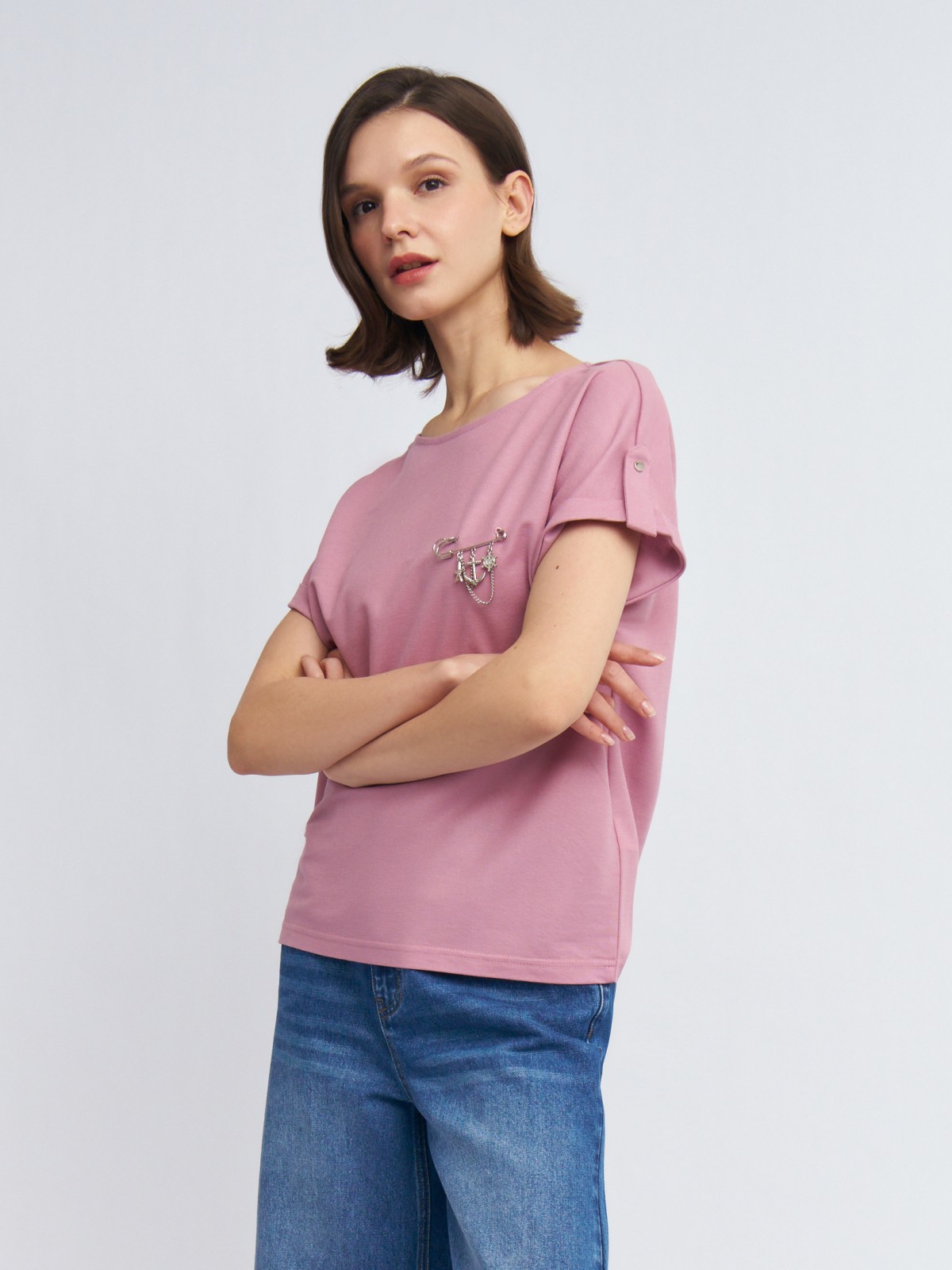 Блузка-футболка с коротким рукавом и брошью