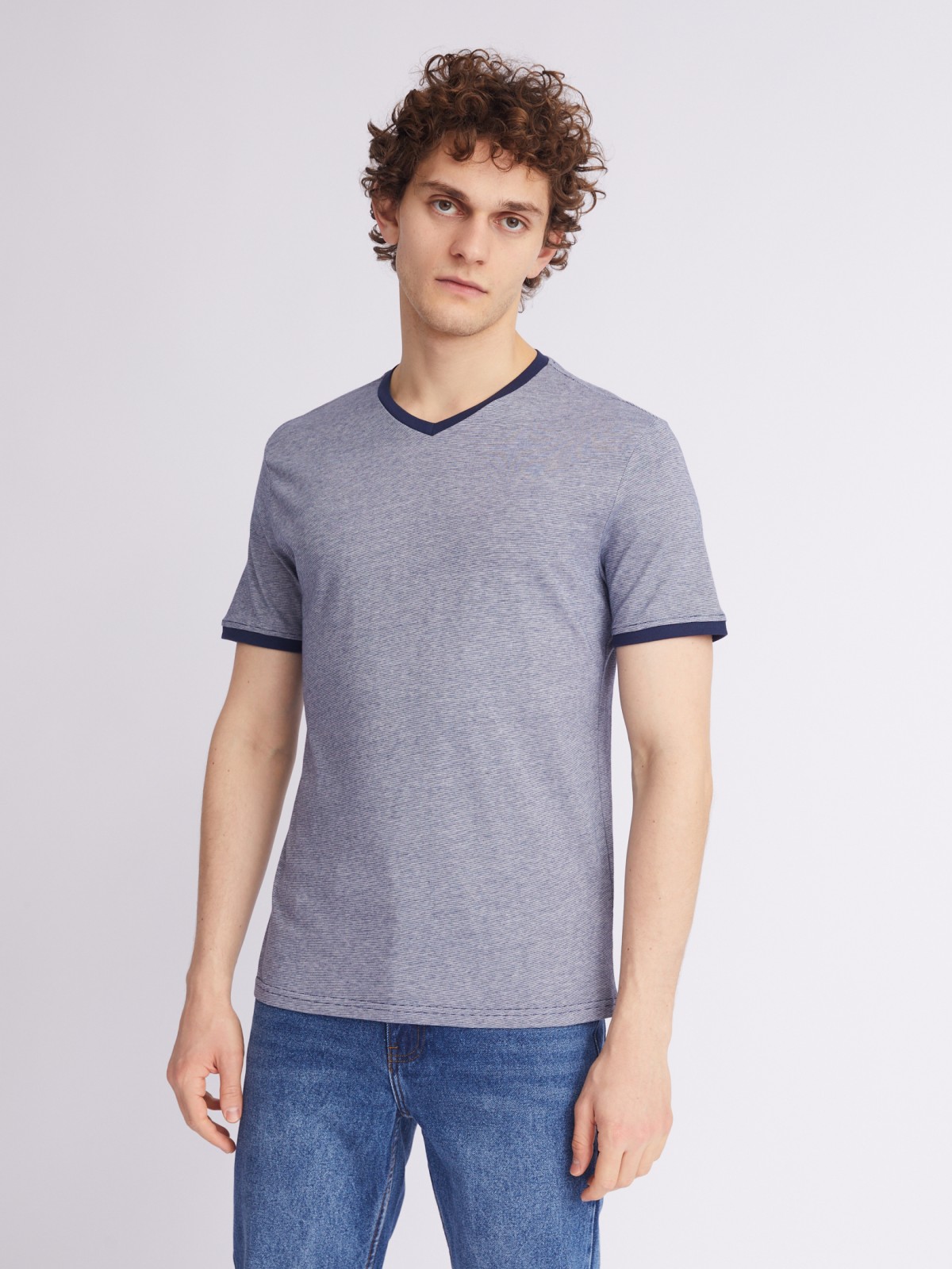 Футболка в полоску с треугольным вырезом