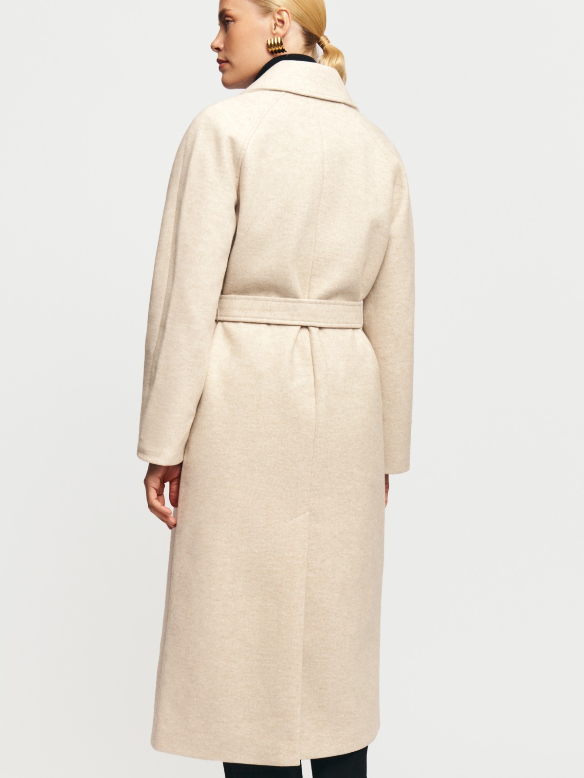 Тёплое двубортное пальто с поясом